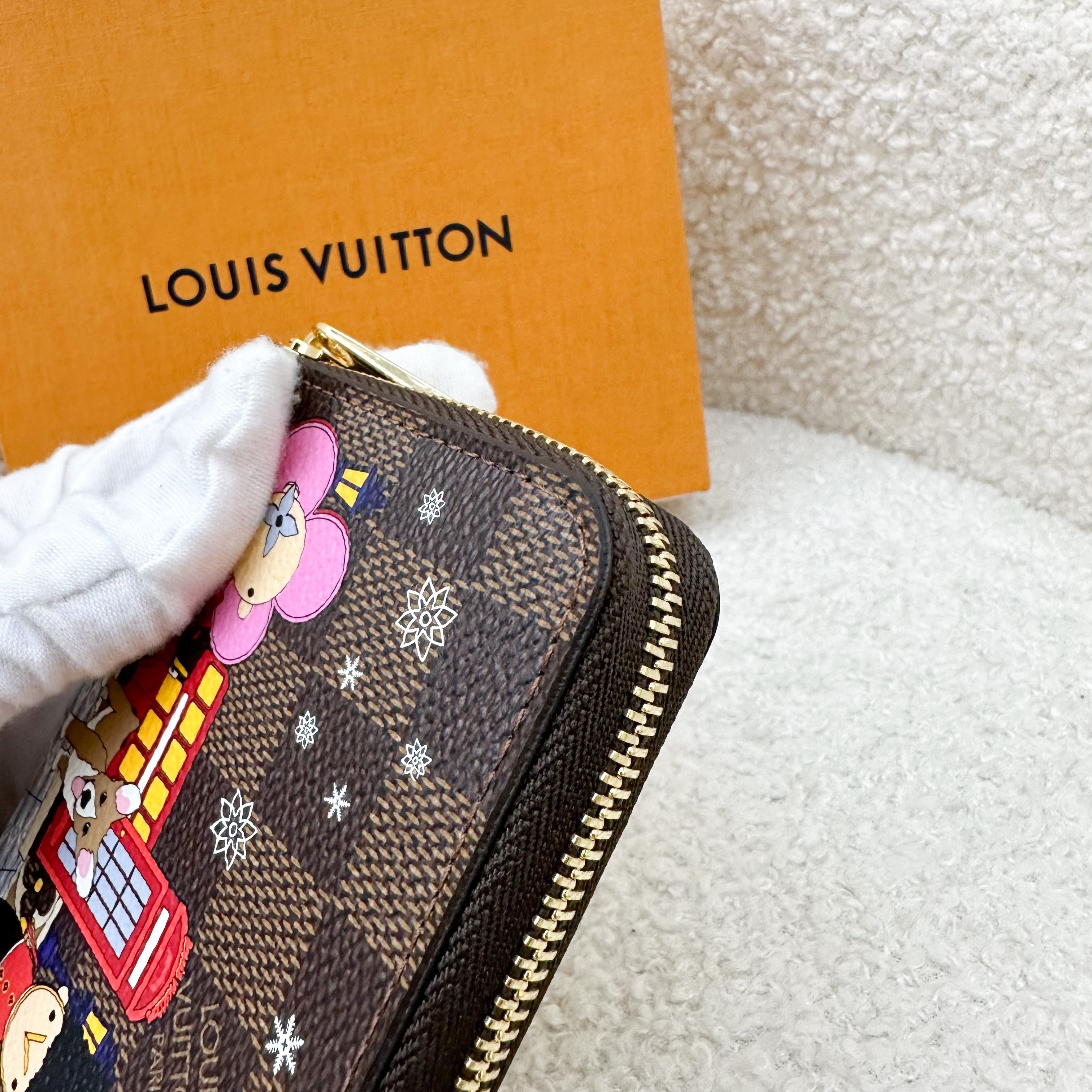 LV Zippy Small Wallet / Card Holder in Vivienne in London Christmas 2021 Canvas and GHW