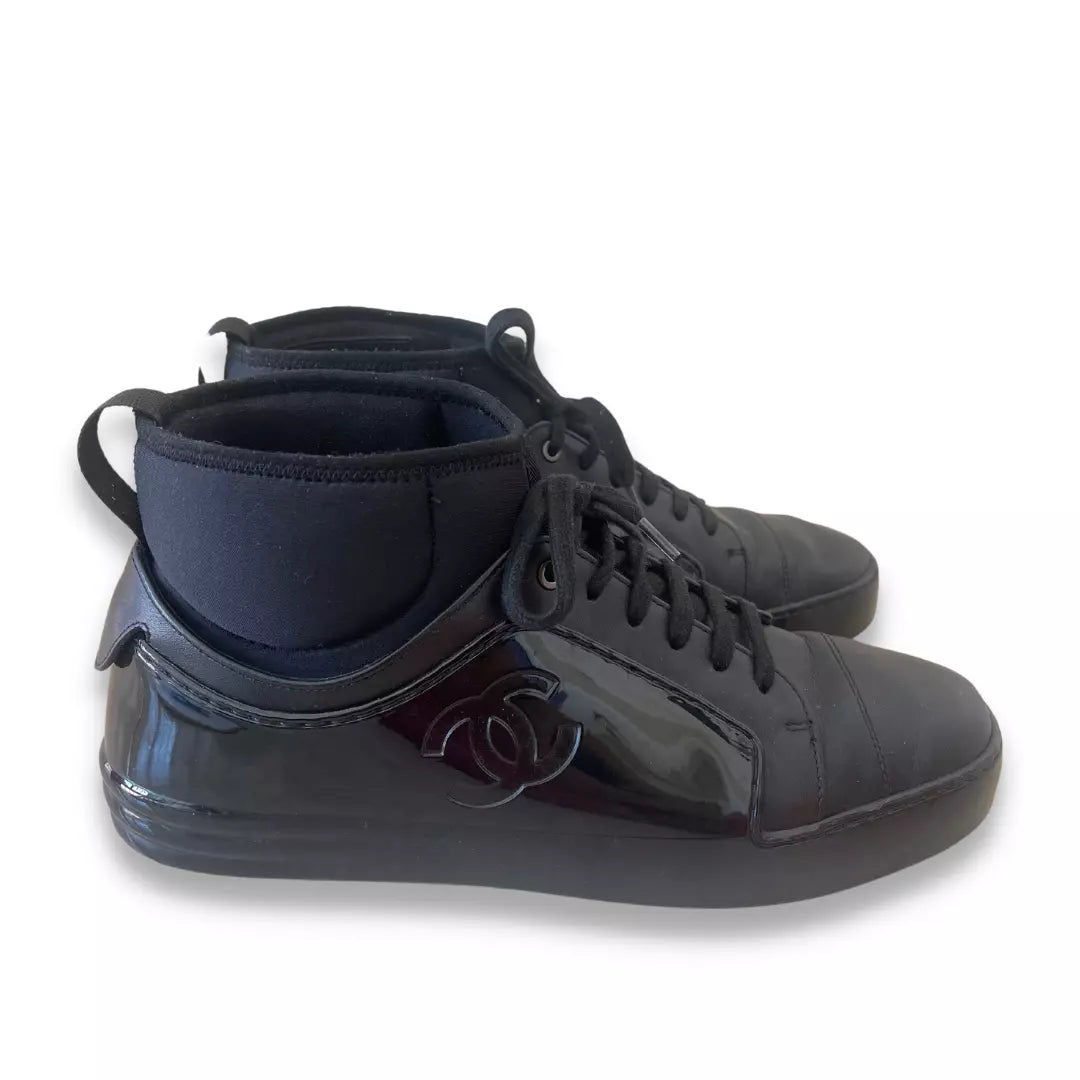 CHANEL BLACK RUBBER AND LEATHER CC SNEAKERS