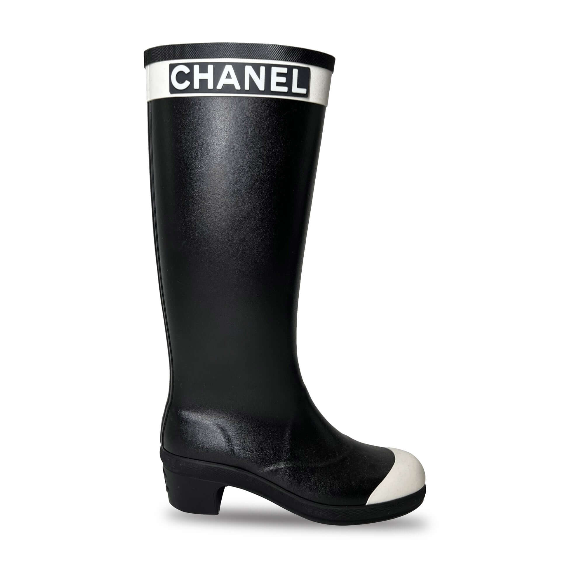 Pre owned Chanel logo white cap black Designer rain boots