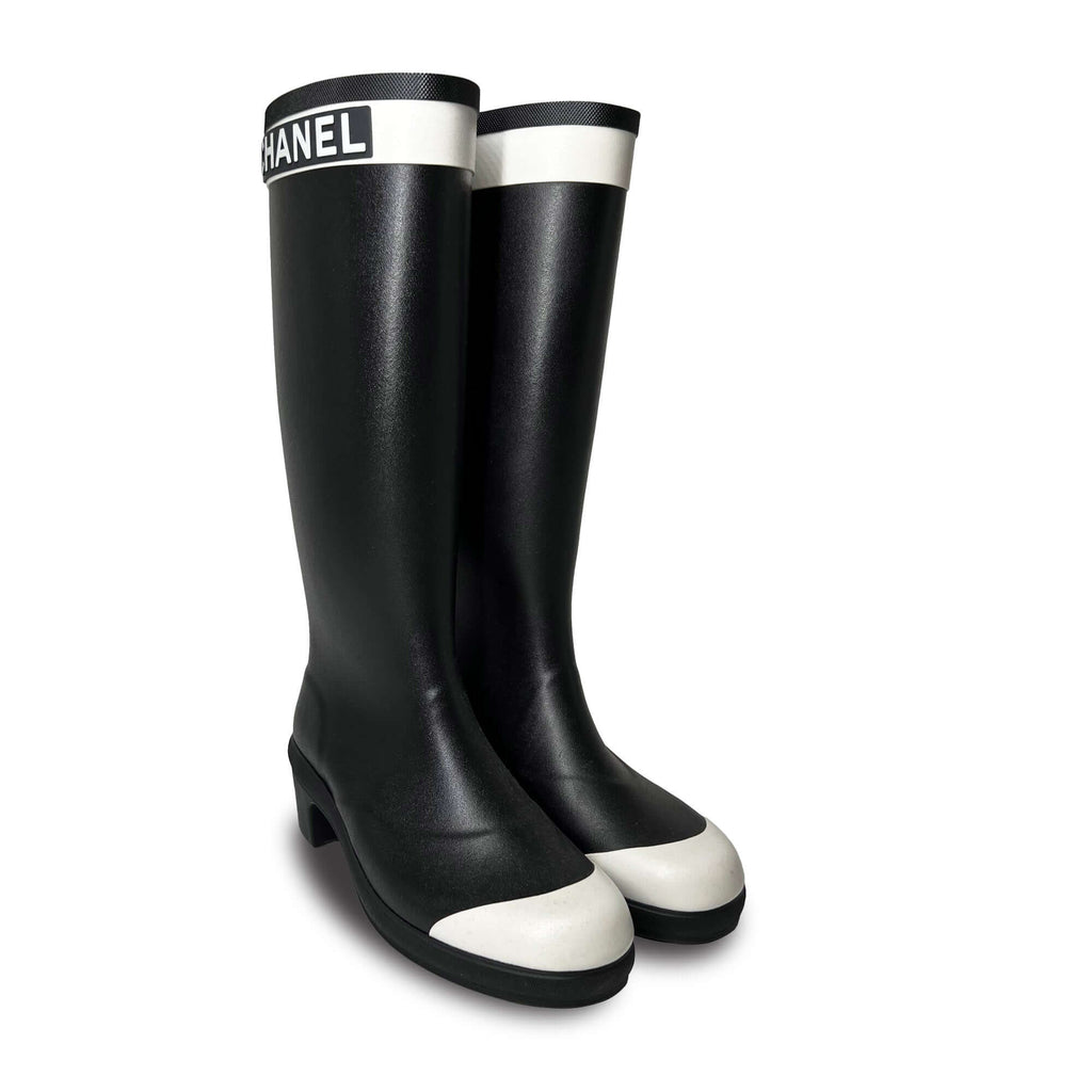 Pre owned Chanel logo white cap black Designer rain boots