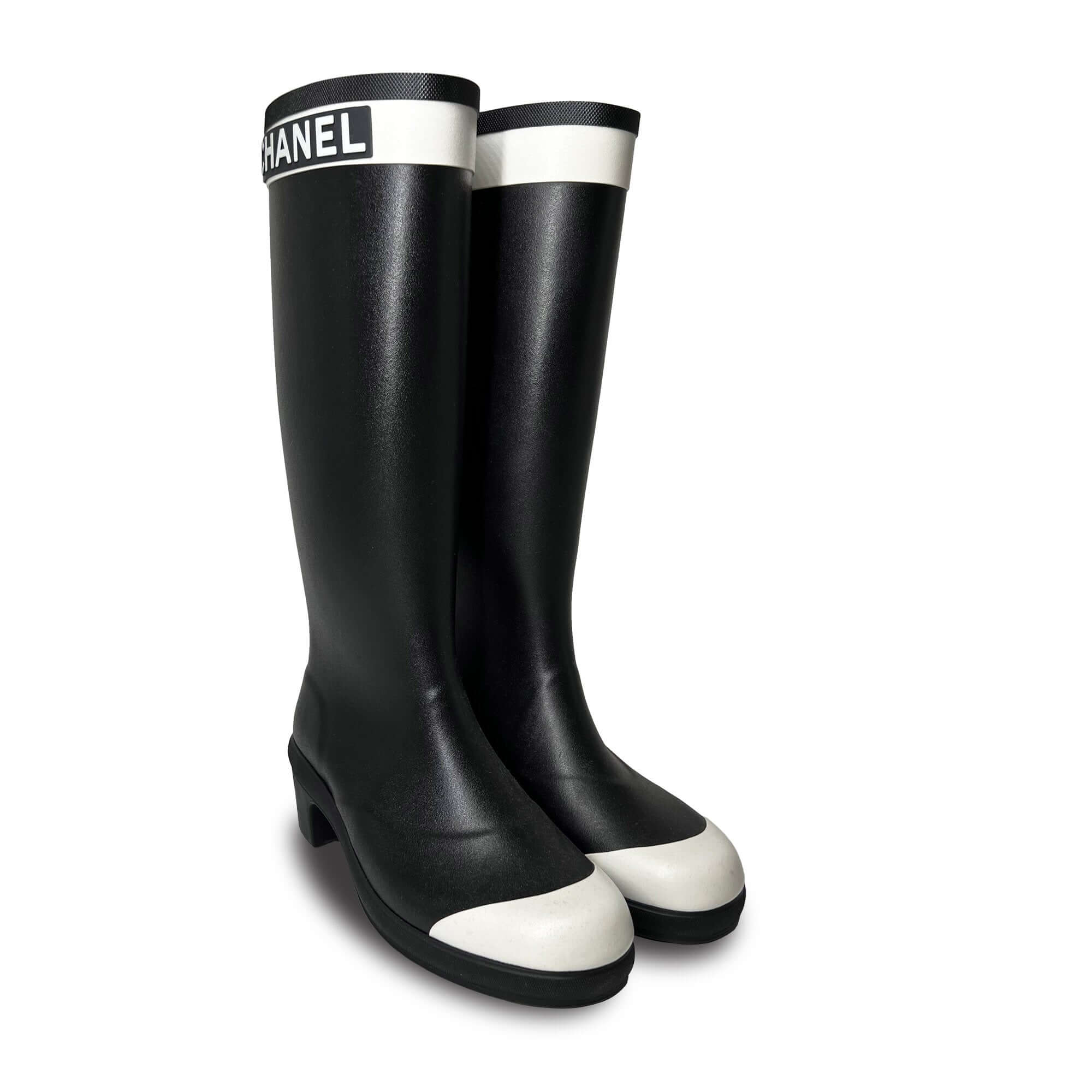 Pre owned Chanel logo white cap black Designer rain boots