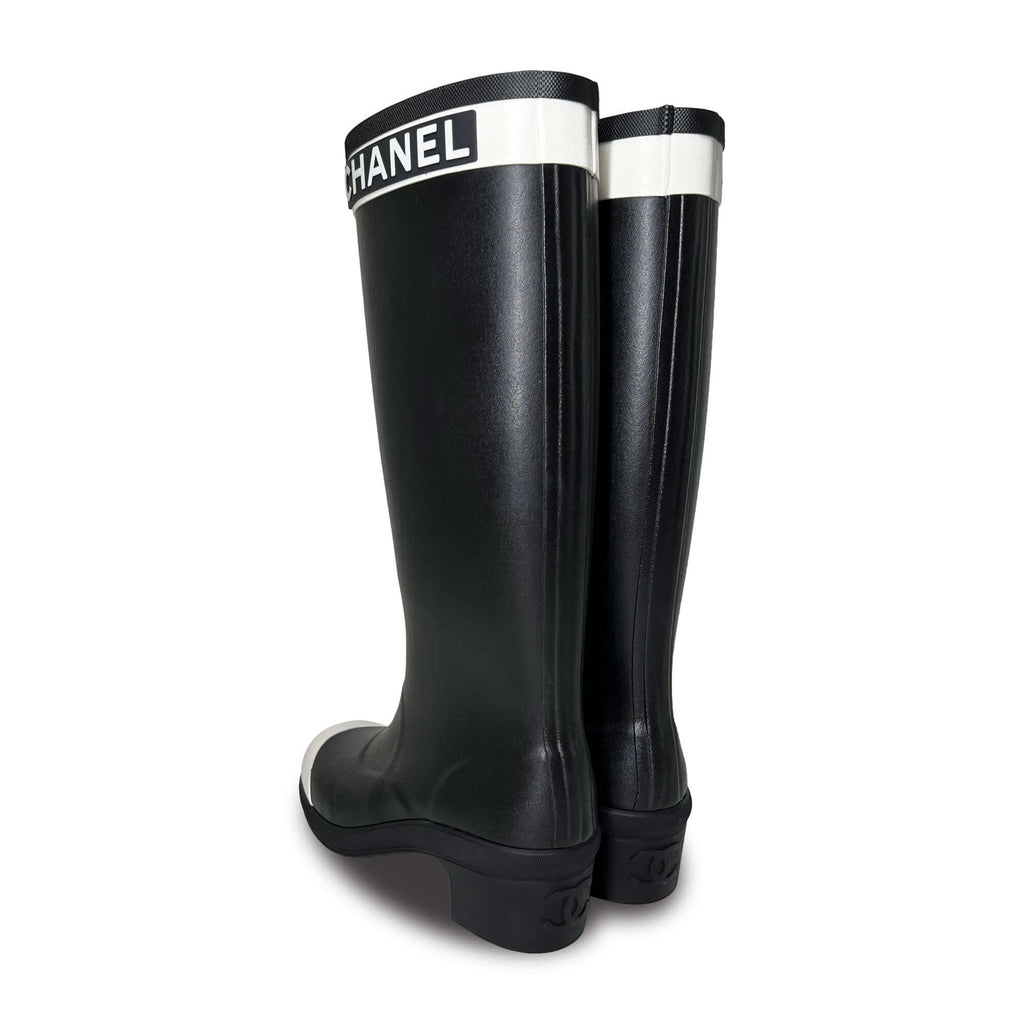 Pre owned Chanel logo white cap black Designer rain boots