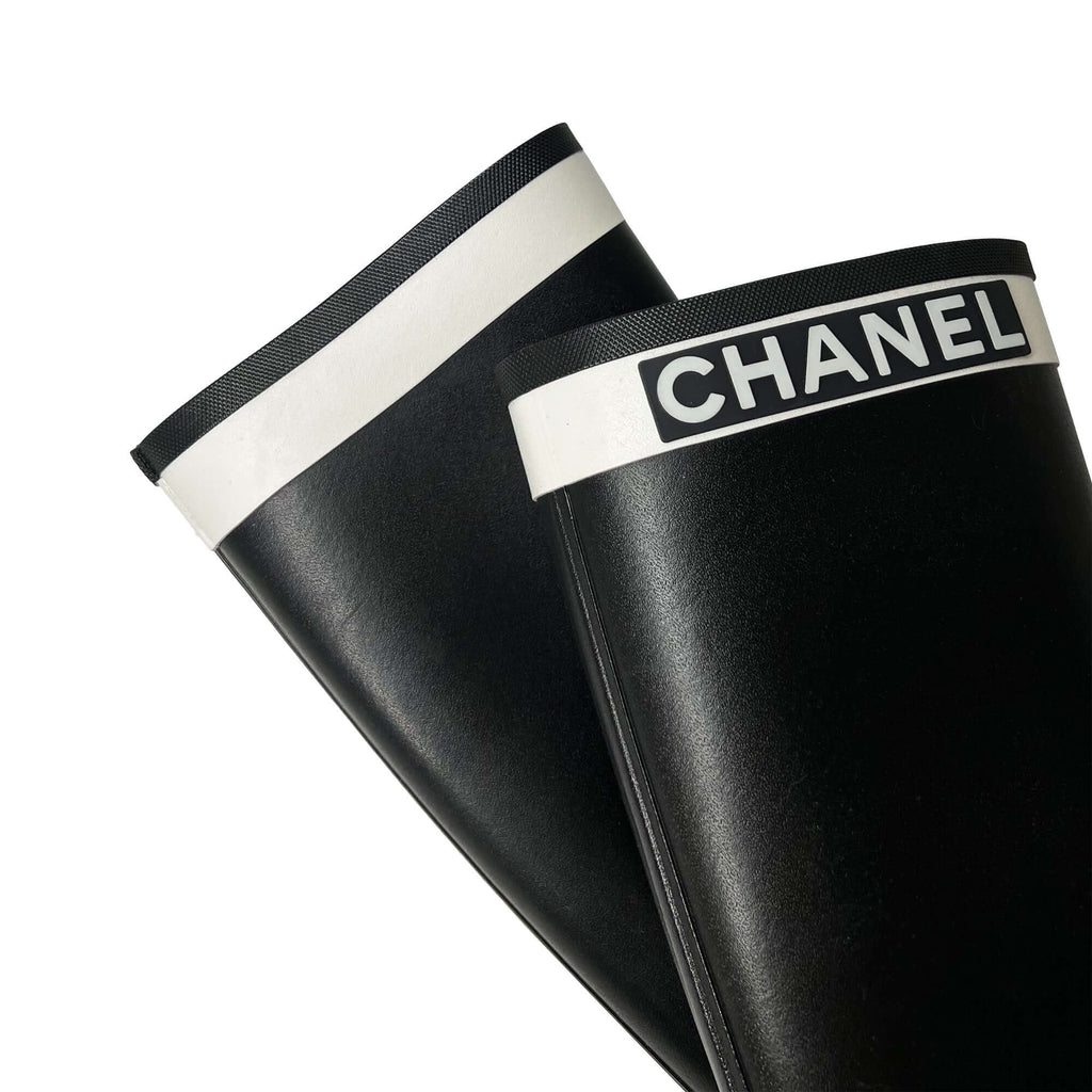 Pre owned Chanel logo white cap black Designer rain boots