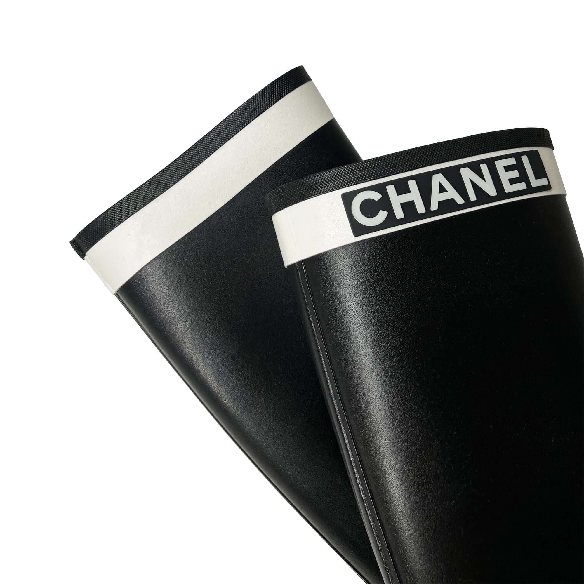Pre owned Chanel logo white cap black Designer rain boots
