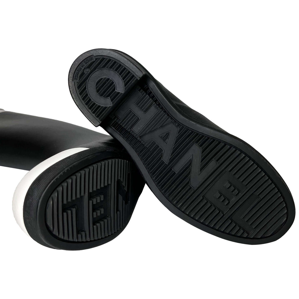 Pre owned Chanel logo white cap black Designer rain boots