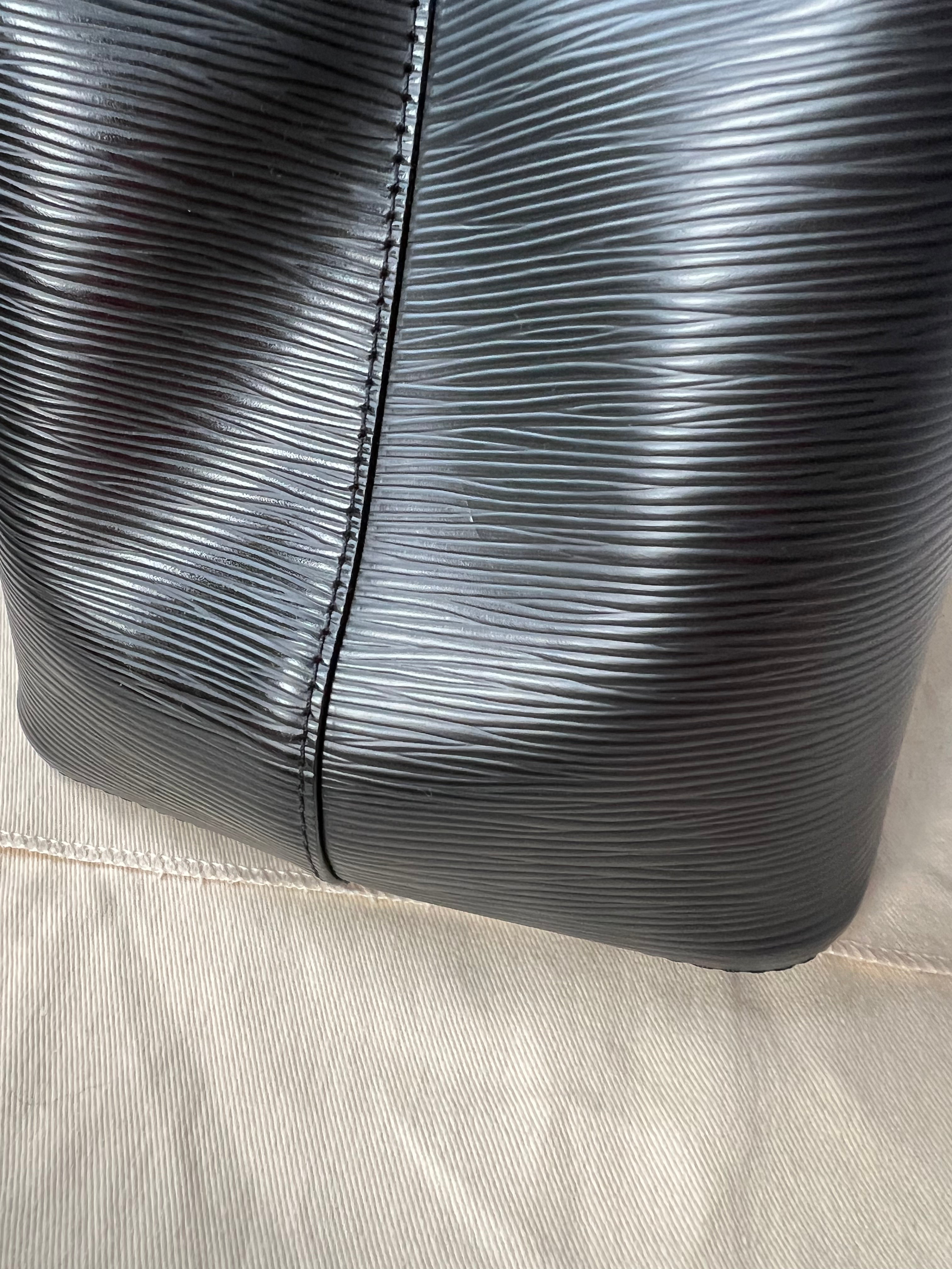 Louis Vuitton Neo Noe Bucket Bag Black Epi (RRP £1,930)