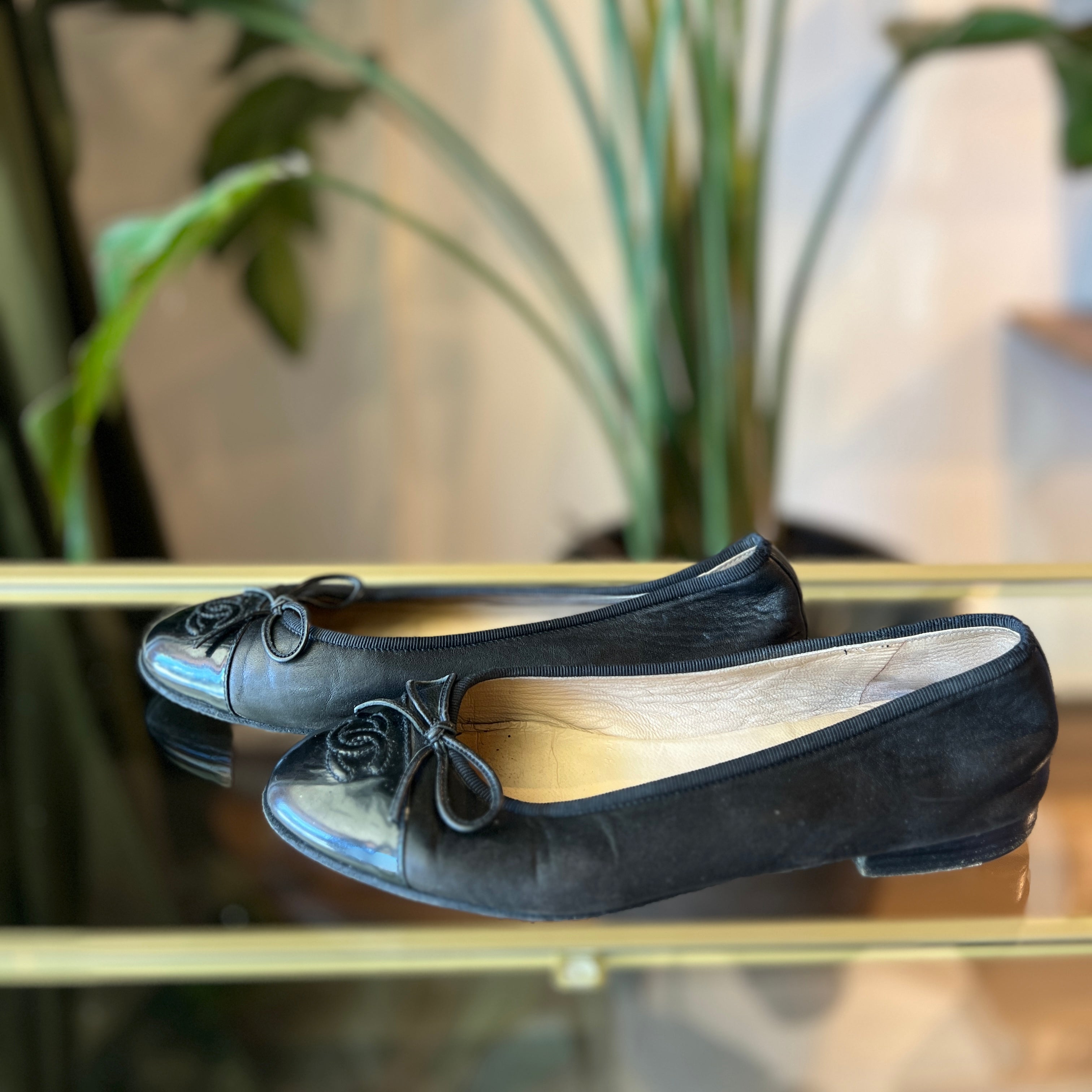 CHANEL CC Black Leather Ballet Flats SZ 37