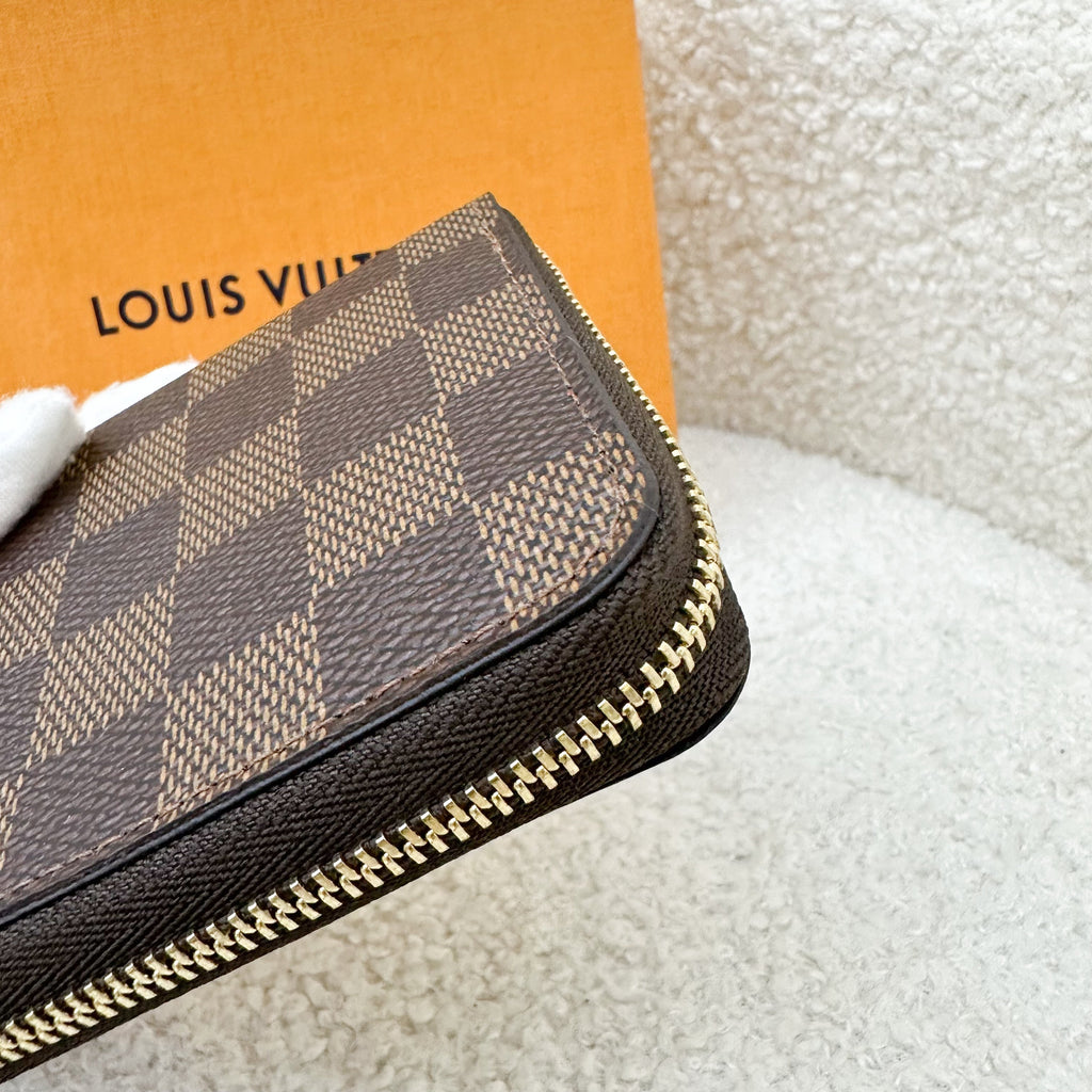 LV Zippy Small Wallet / Card Holder in Vivienne in London Christmas 2021 Canvas and GHW