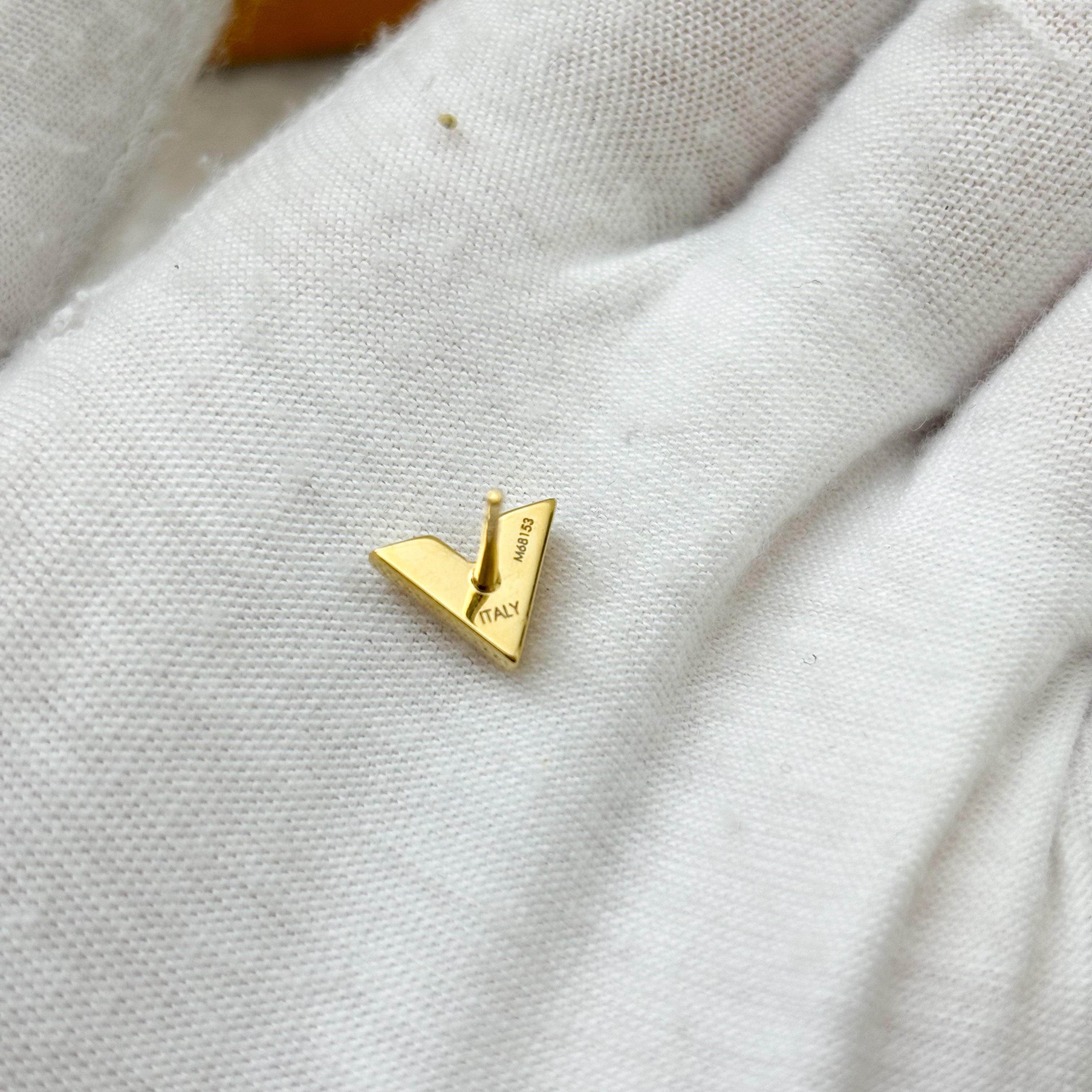 LV Essential V Stud Earrings in Gold tone HW