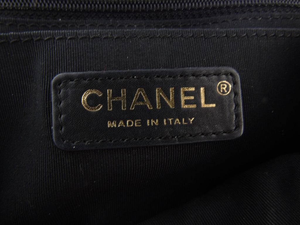 CHANEL classic black flap bag 'valentine charms'
