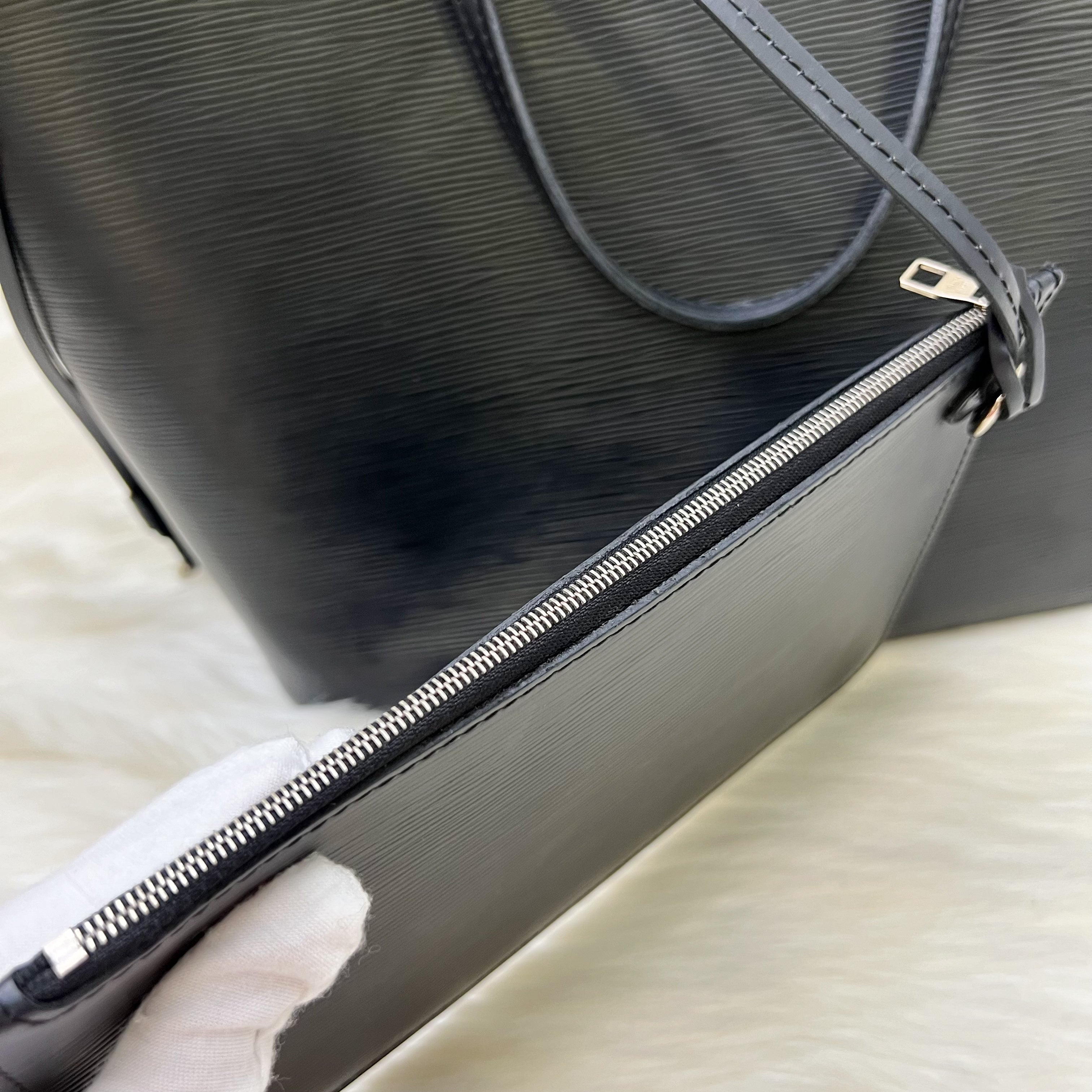 LV Neverfull MM in Black Epi Leather and SHW (With Attached Pouch)