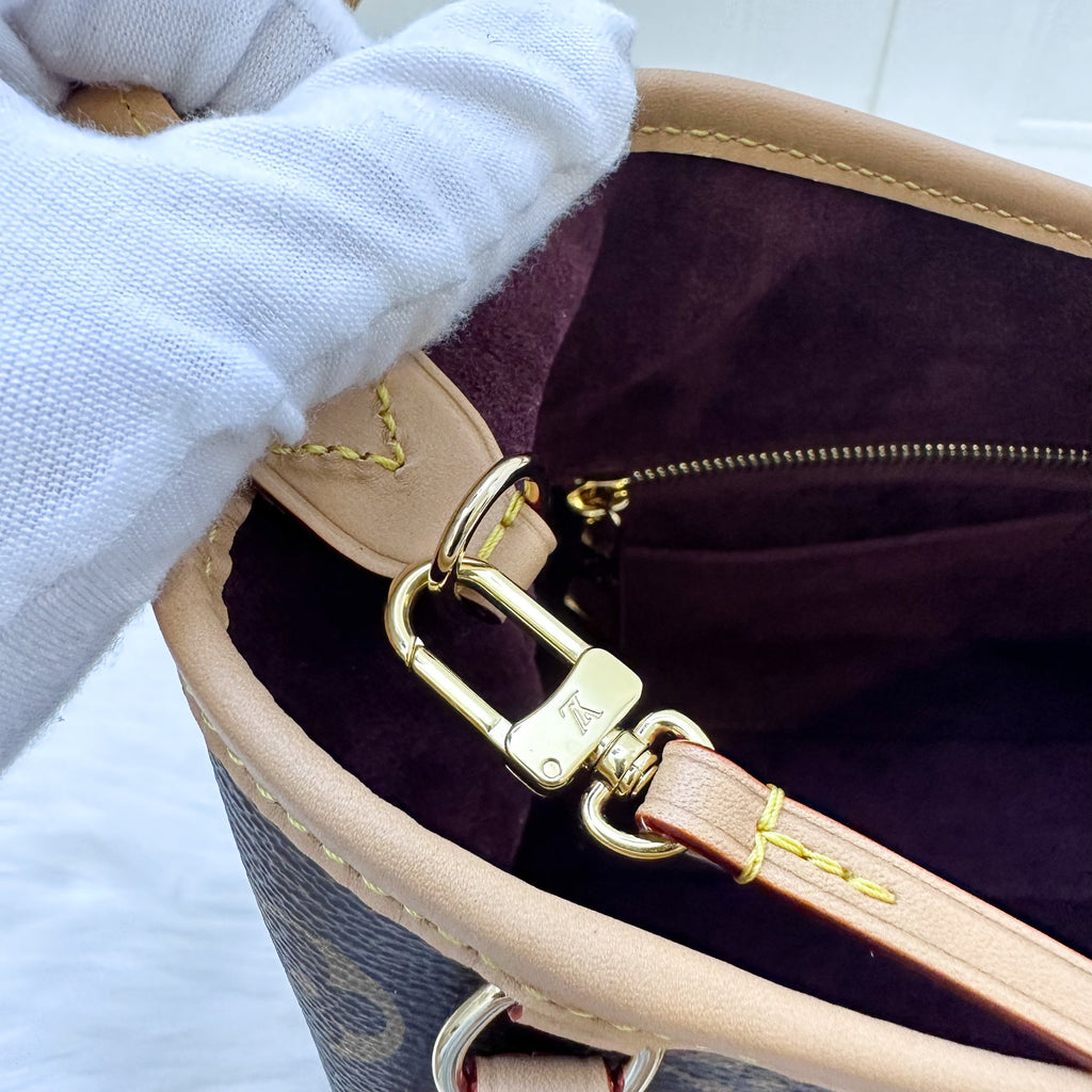 LV Carryall PM in Monogram Canvas and GHW