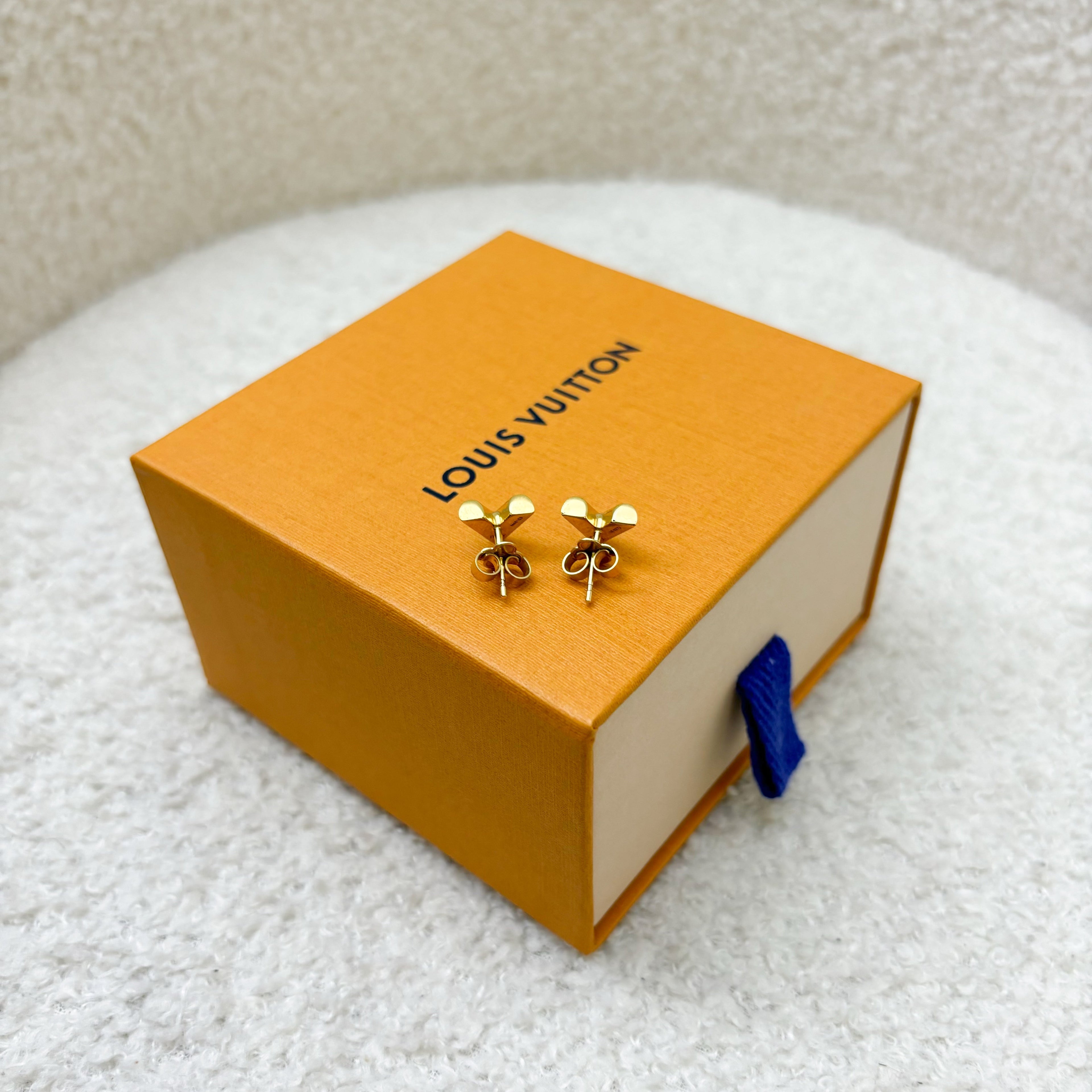 LV Essential V Stud Earrings in Gold tone HW