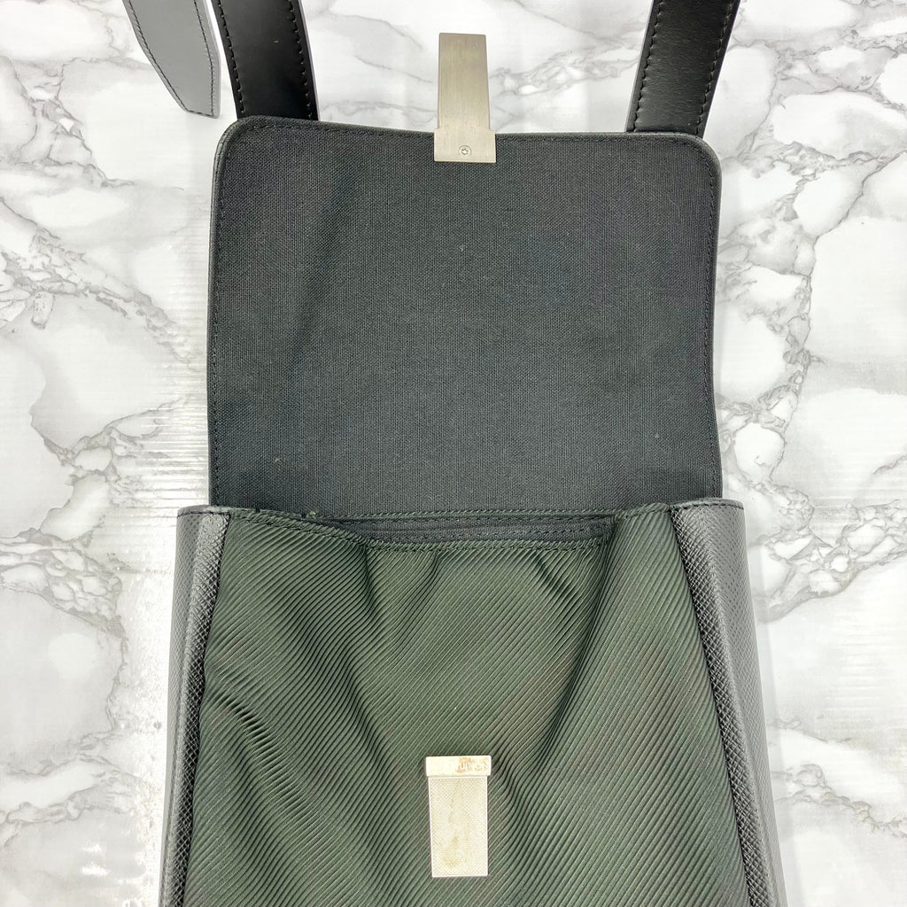 LOUIS VUITTON  Taiga Shoulder Bag
