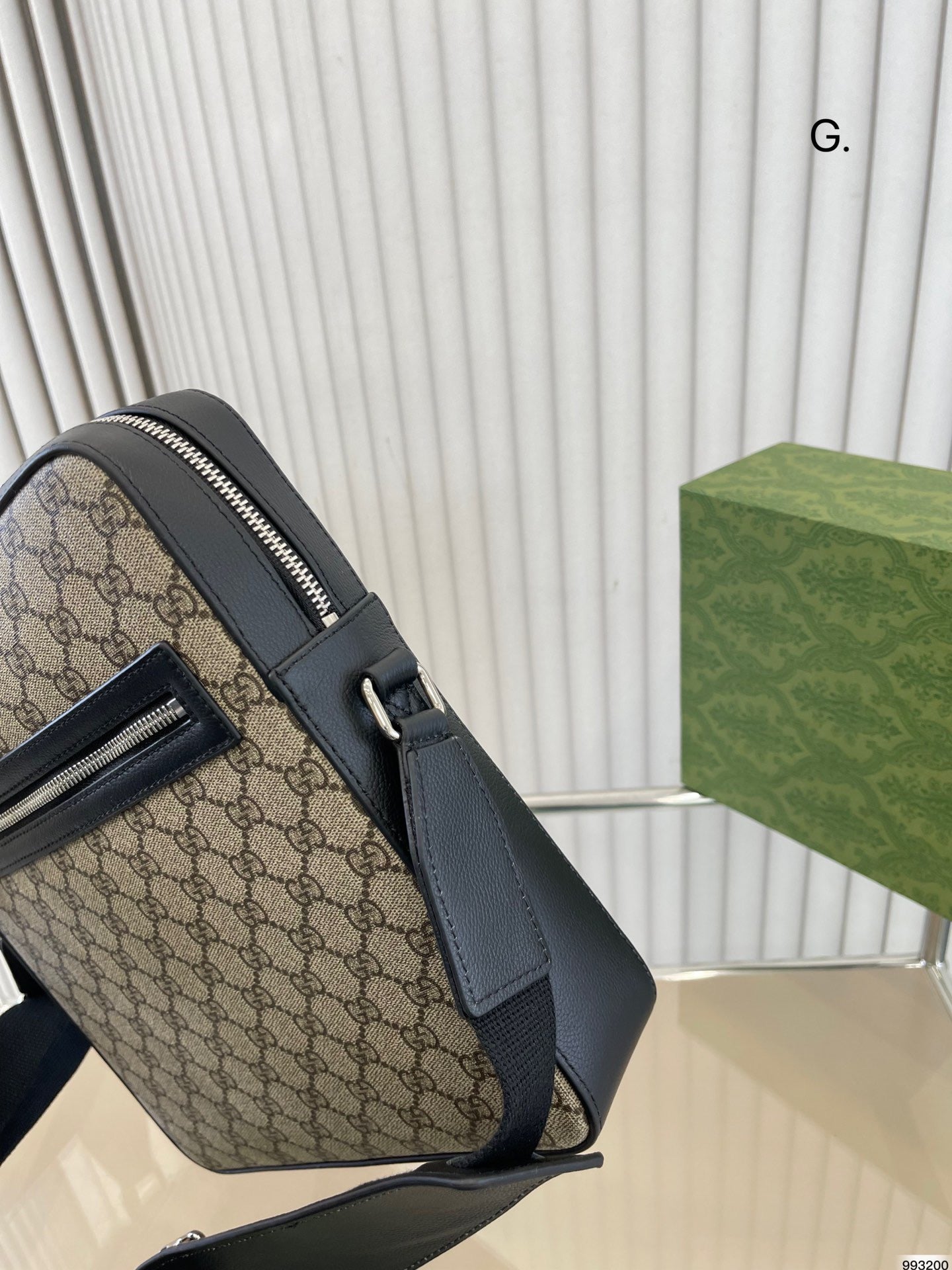 MBG054 GG Messenger / W10.6 x H11 x D2in