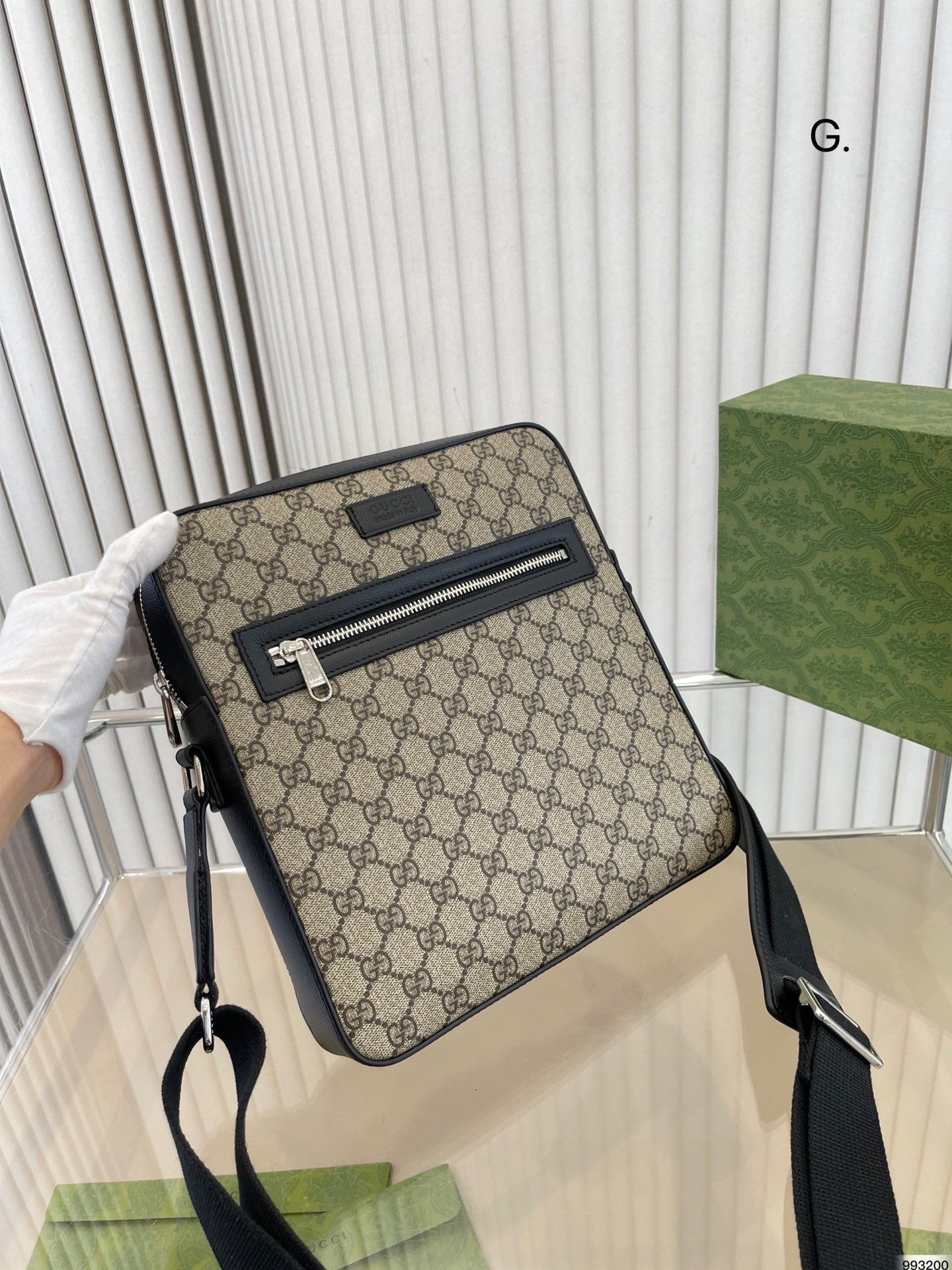 MBG054 GG Messenger / W10.6 x H11 x D2in