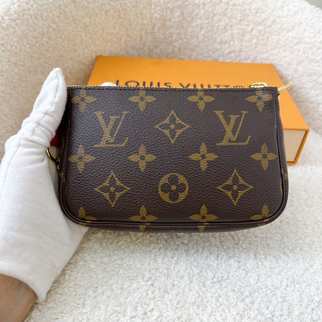 LV Mini Pochette Christmas Animation 2020 - Vivienne on a Roller Coaster