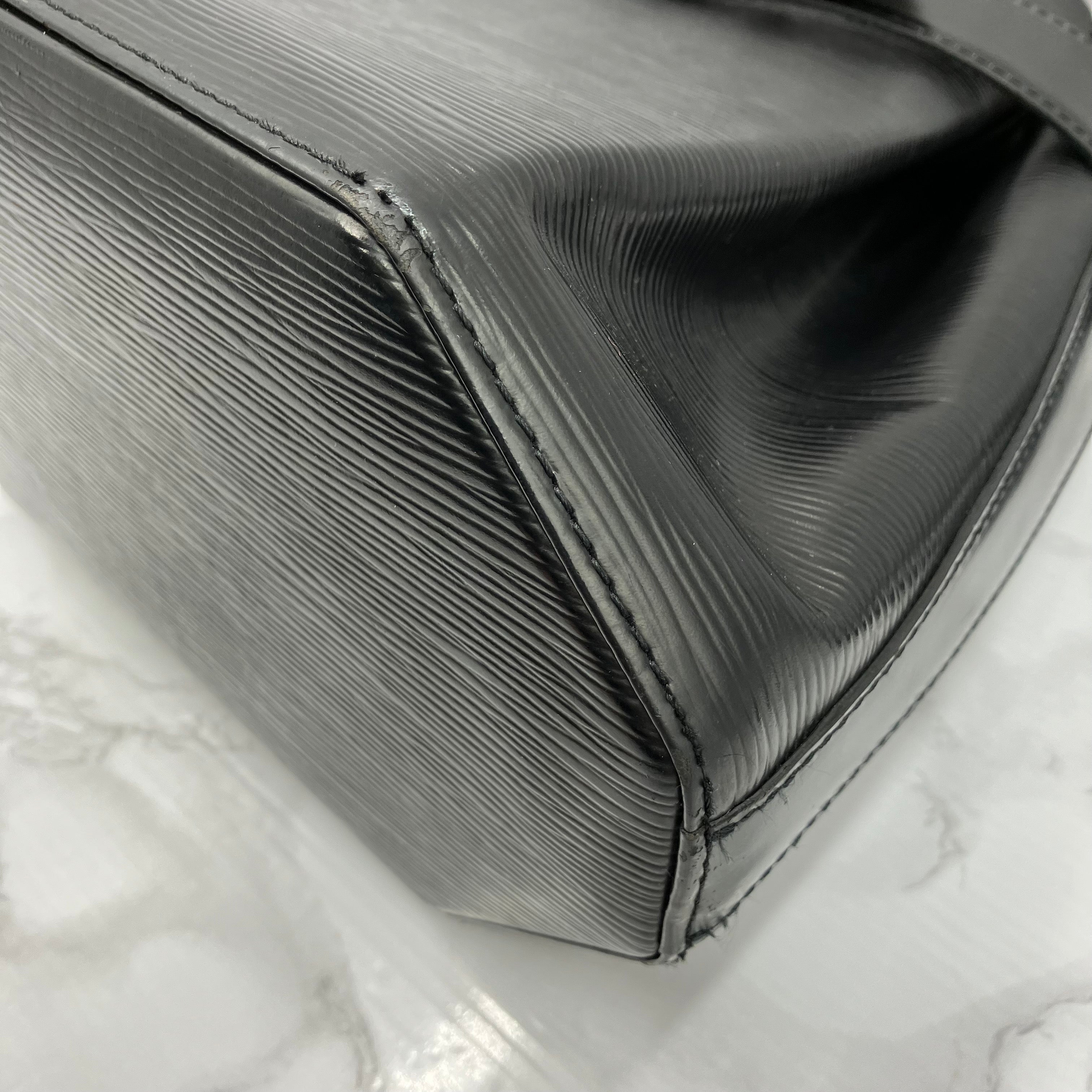 LOUIS VUITTON Epi Sack De Paul