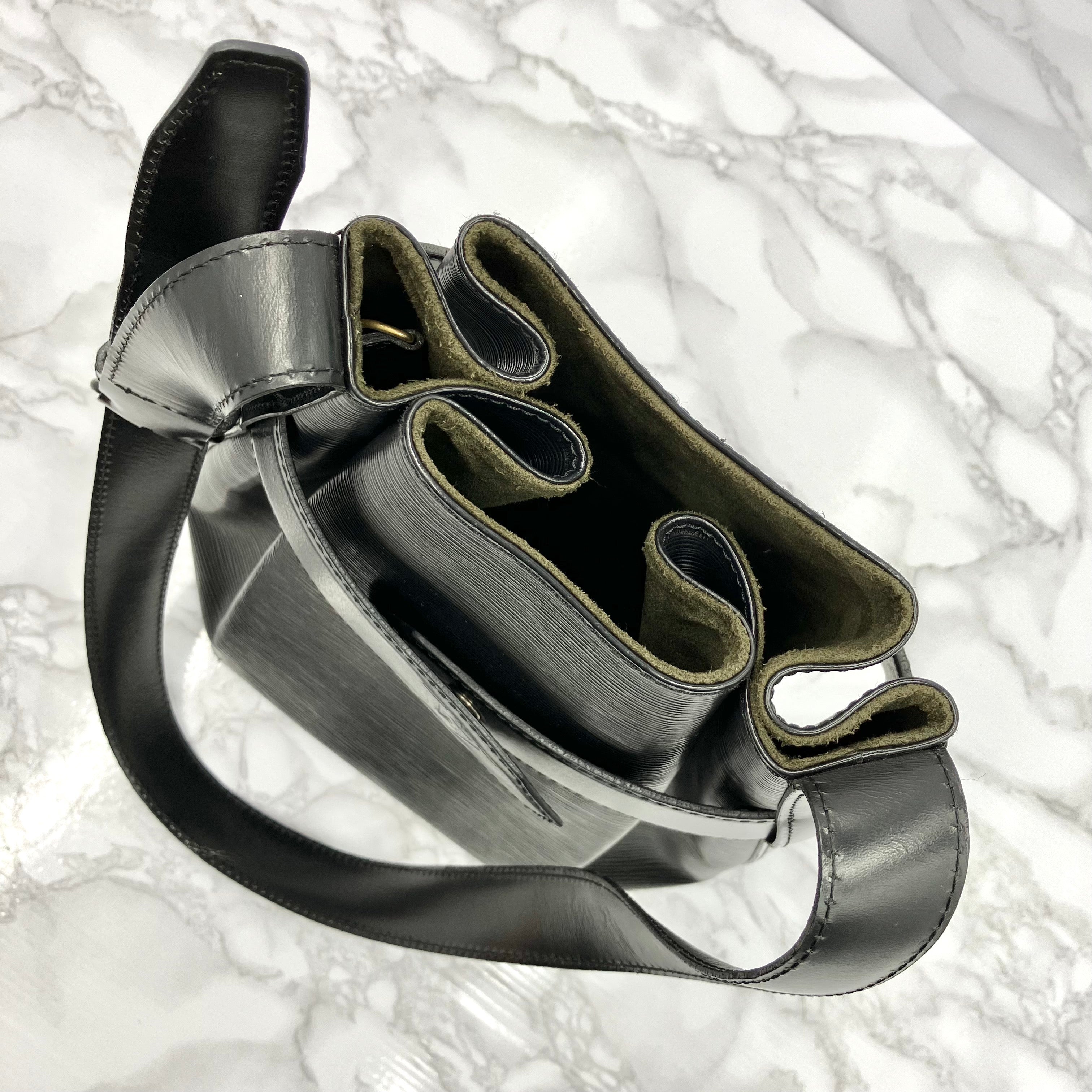LOUIS VUITTON Epi Sack De Paul