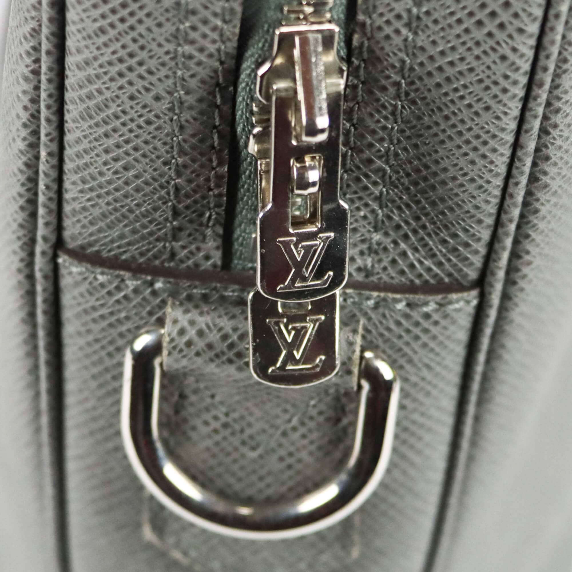 Louis Vuitton Porte-Documents Voyage PM Glacier Gray Taiga