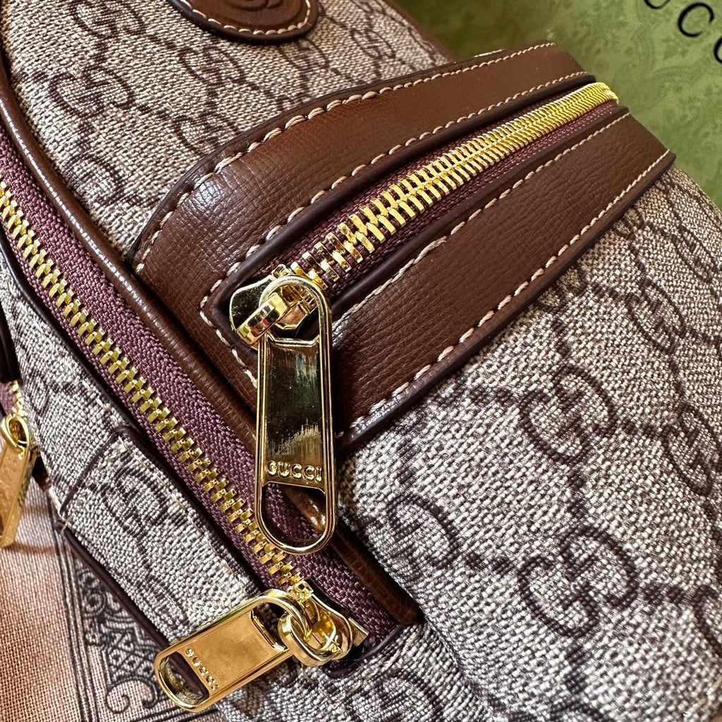 GC476 Multi-function bag with Interlocking G / 5.9"W x 7.5"H x 3.1"D