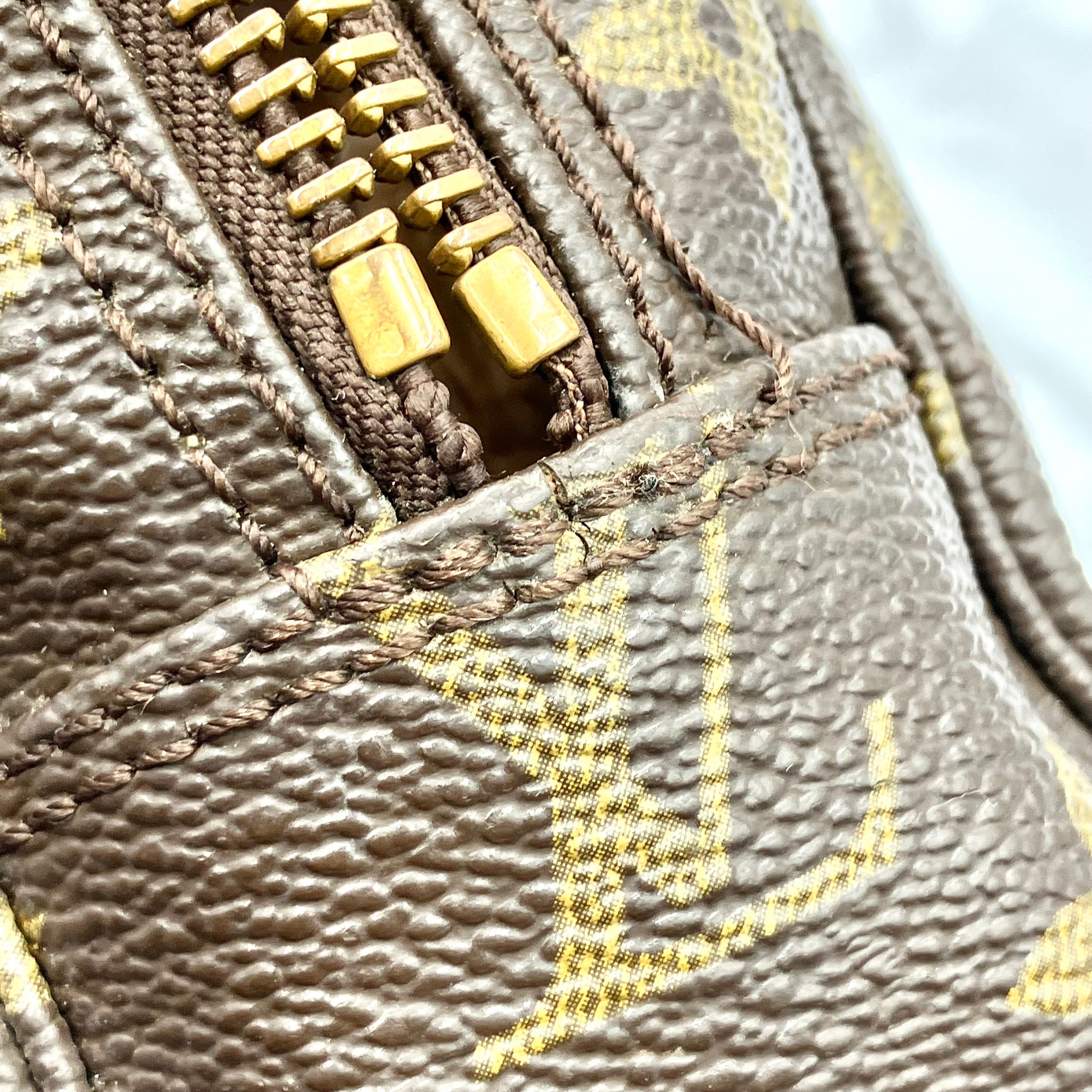 LOUIS VUITTON Trousse Toilette