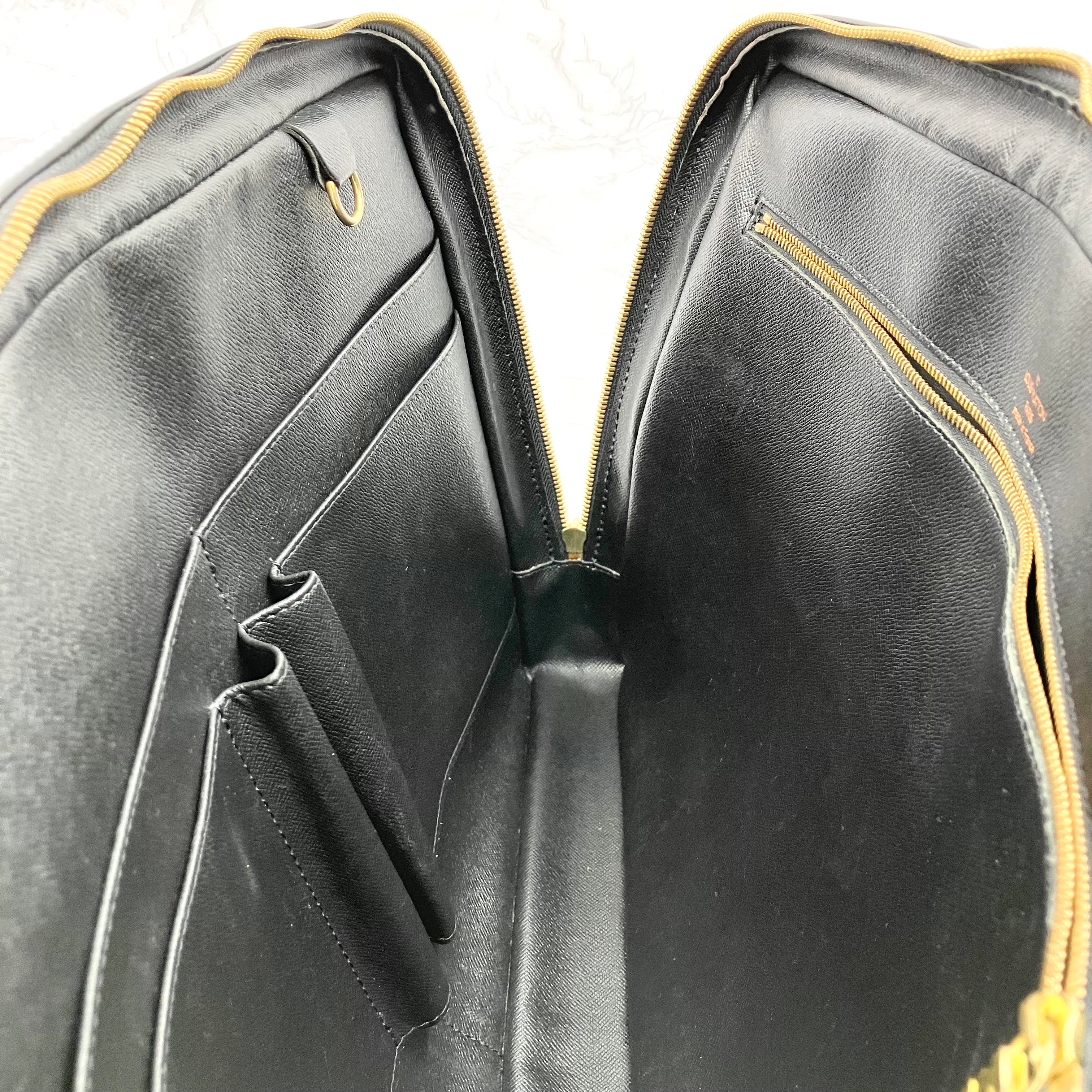 LOUIS VUITTON Epi Porte de Gumain