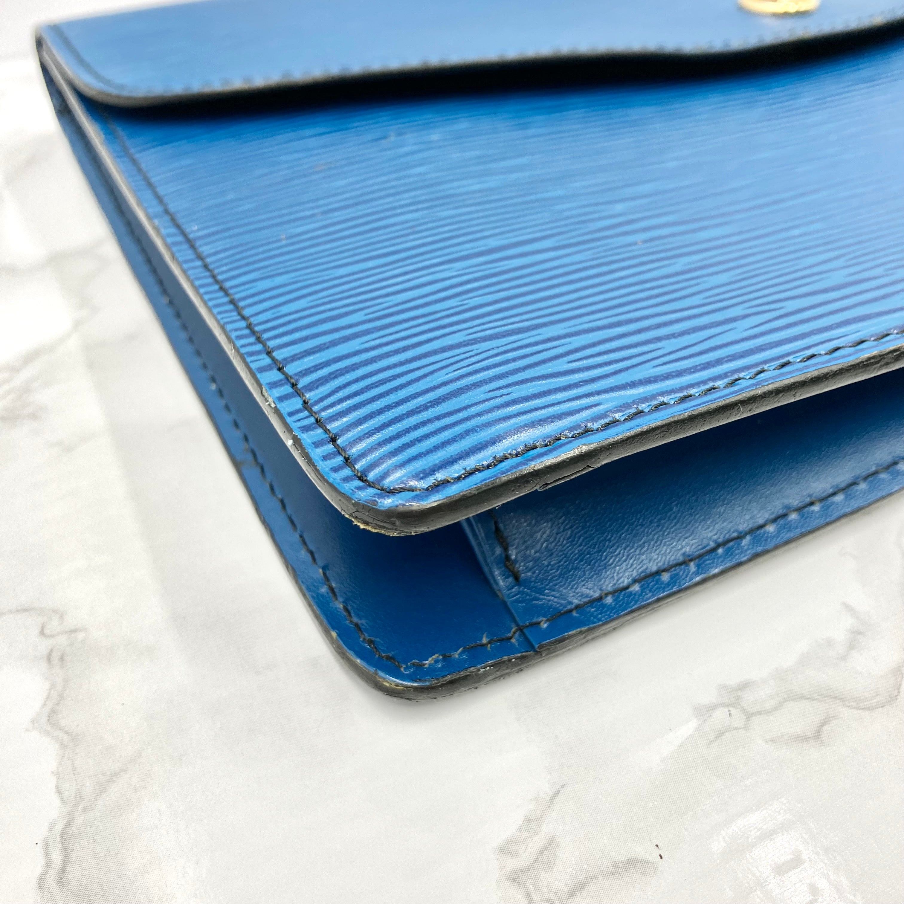 LOUIS VUITTON Epi clutch bag