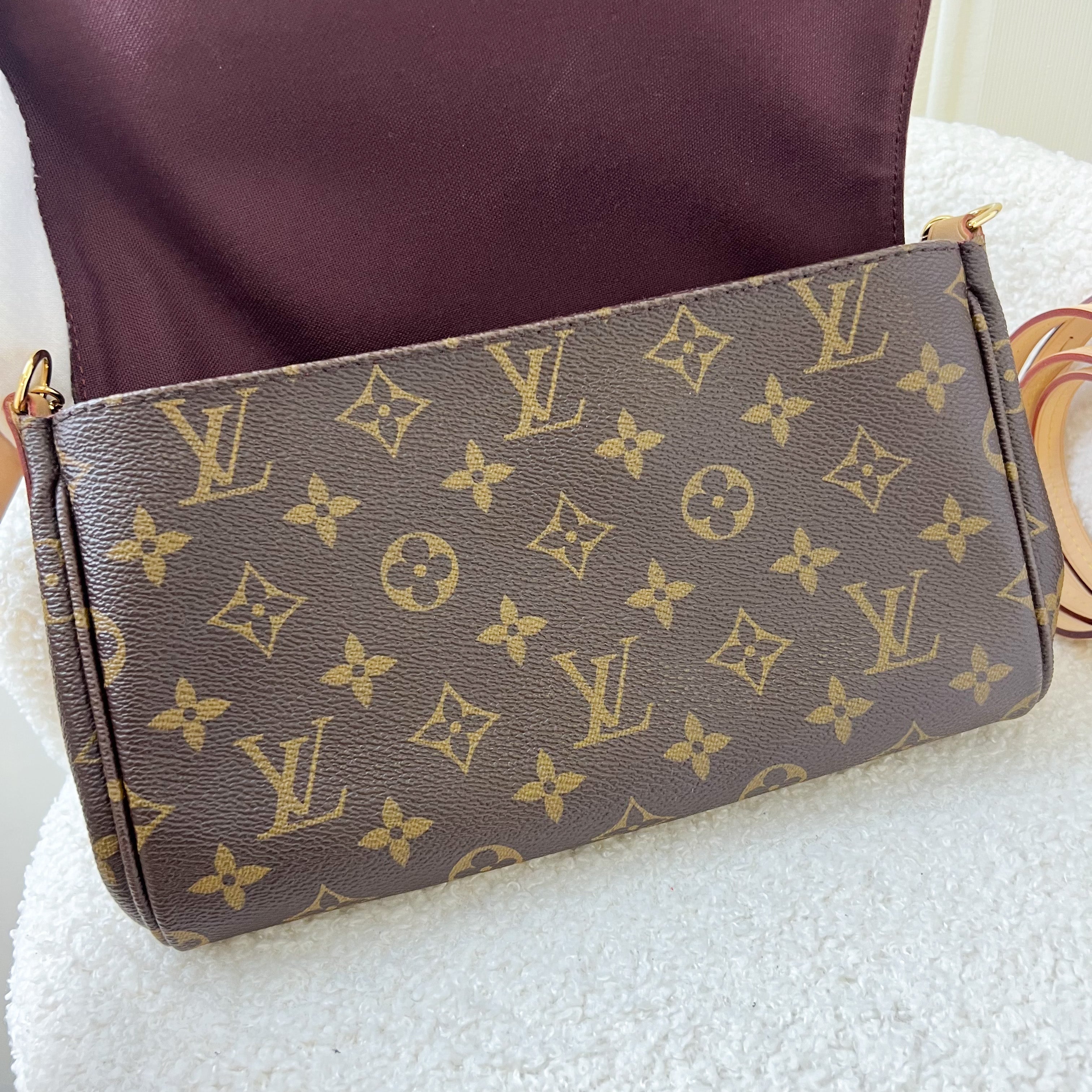 LV Favorite Pochette MM in Monogram Canvas GHW