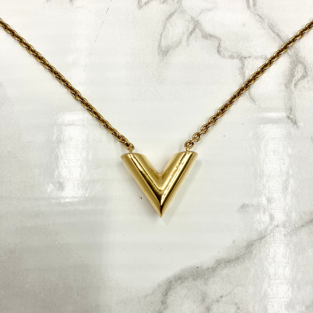 LOUIS VUITTON Escential V necklace