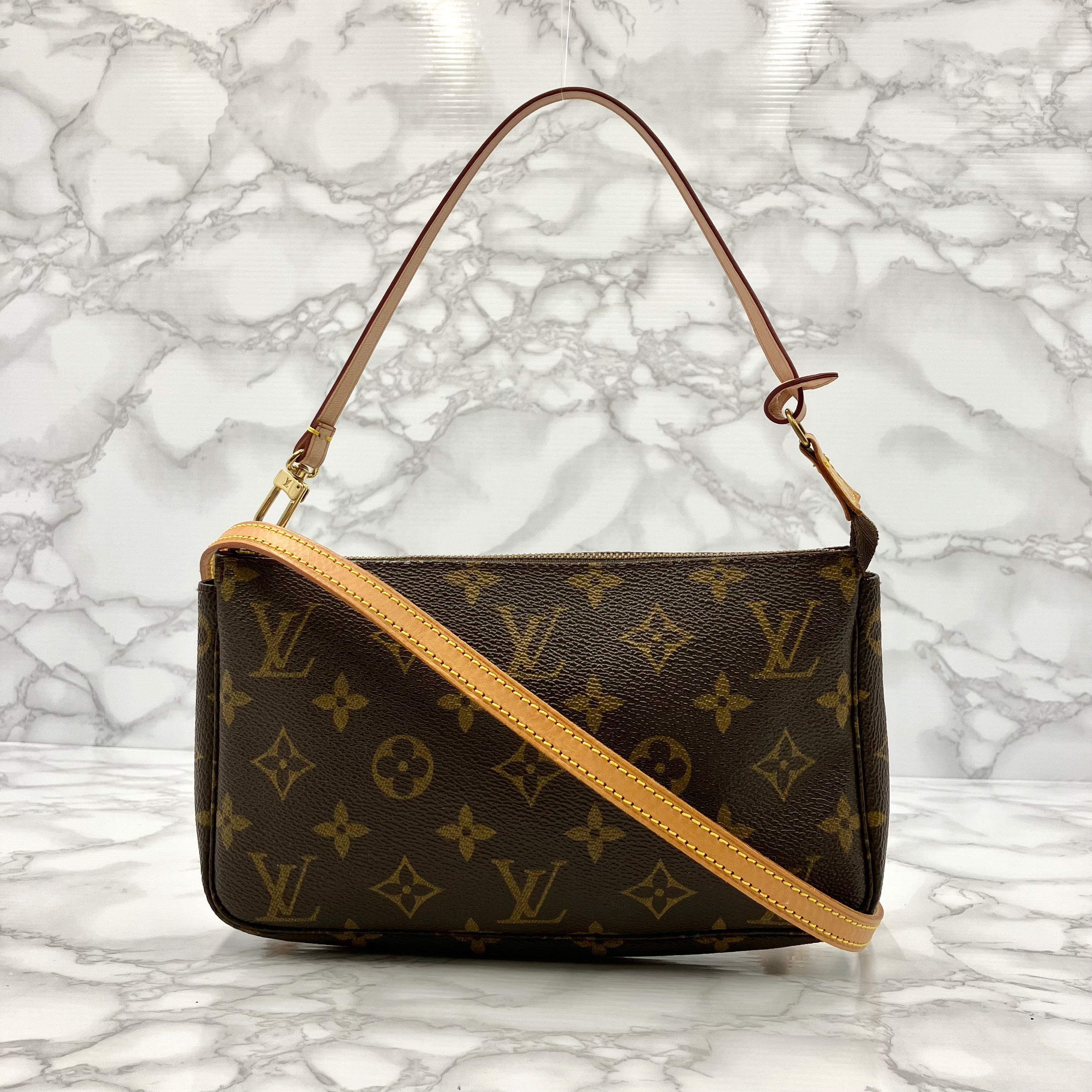 LUOIS VUITTON Monogram Pochette Axessoire