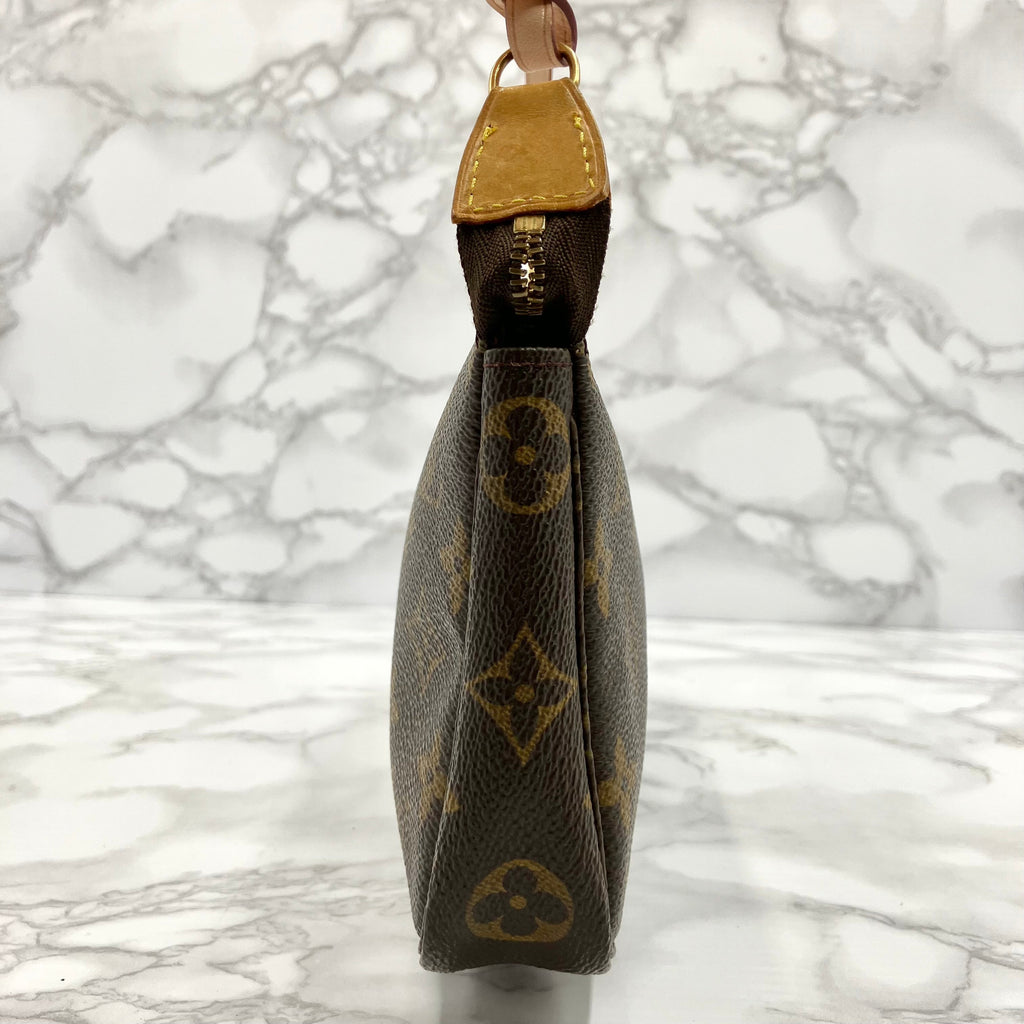 LUOIS VUITTON Monogram Pochette Axessoire