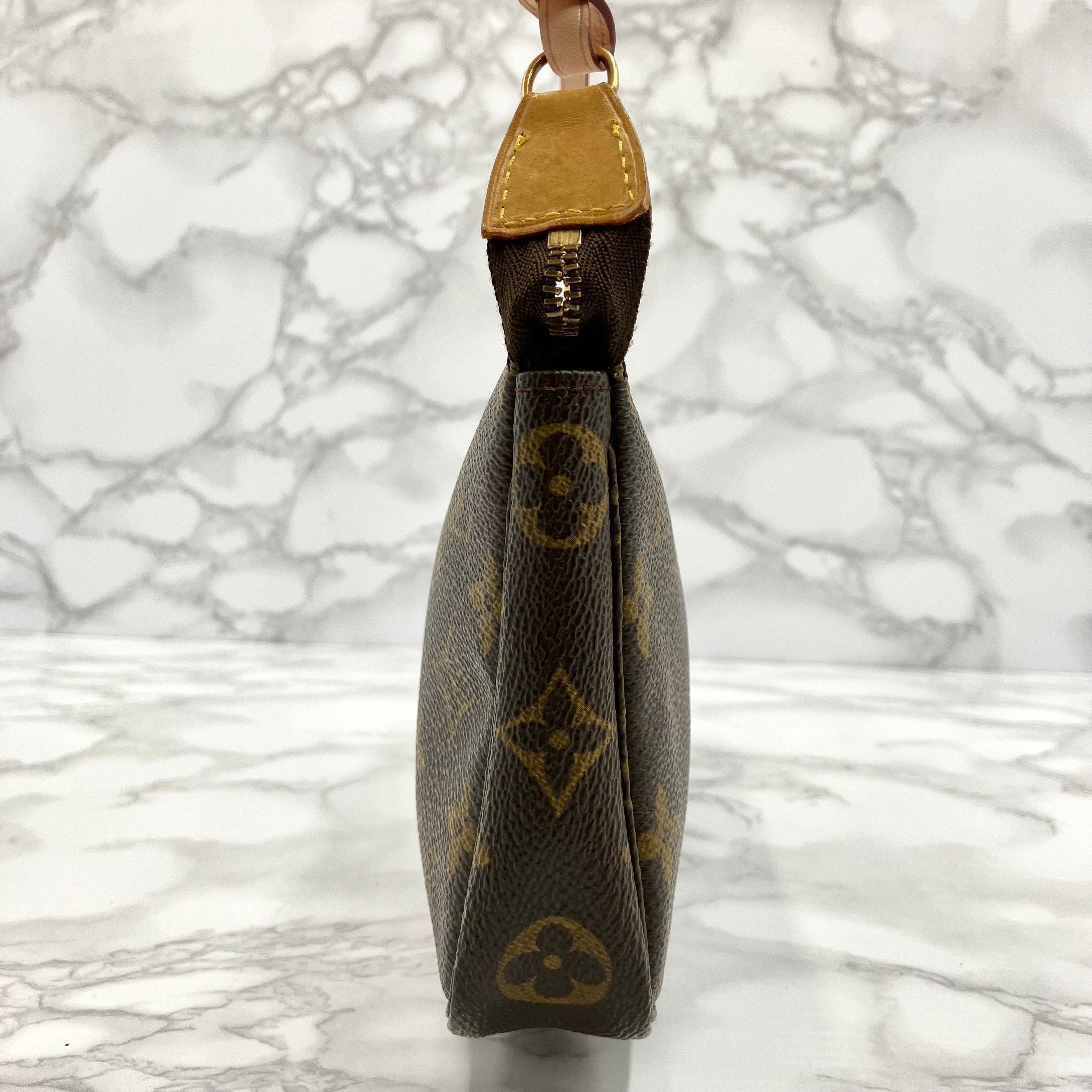 LUOIS VUITTON Monogram Pochette Axessoire