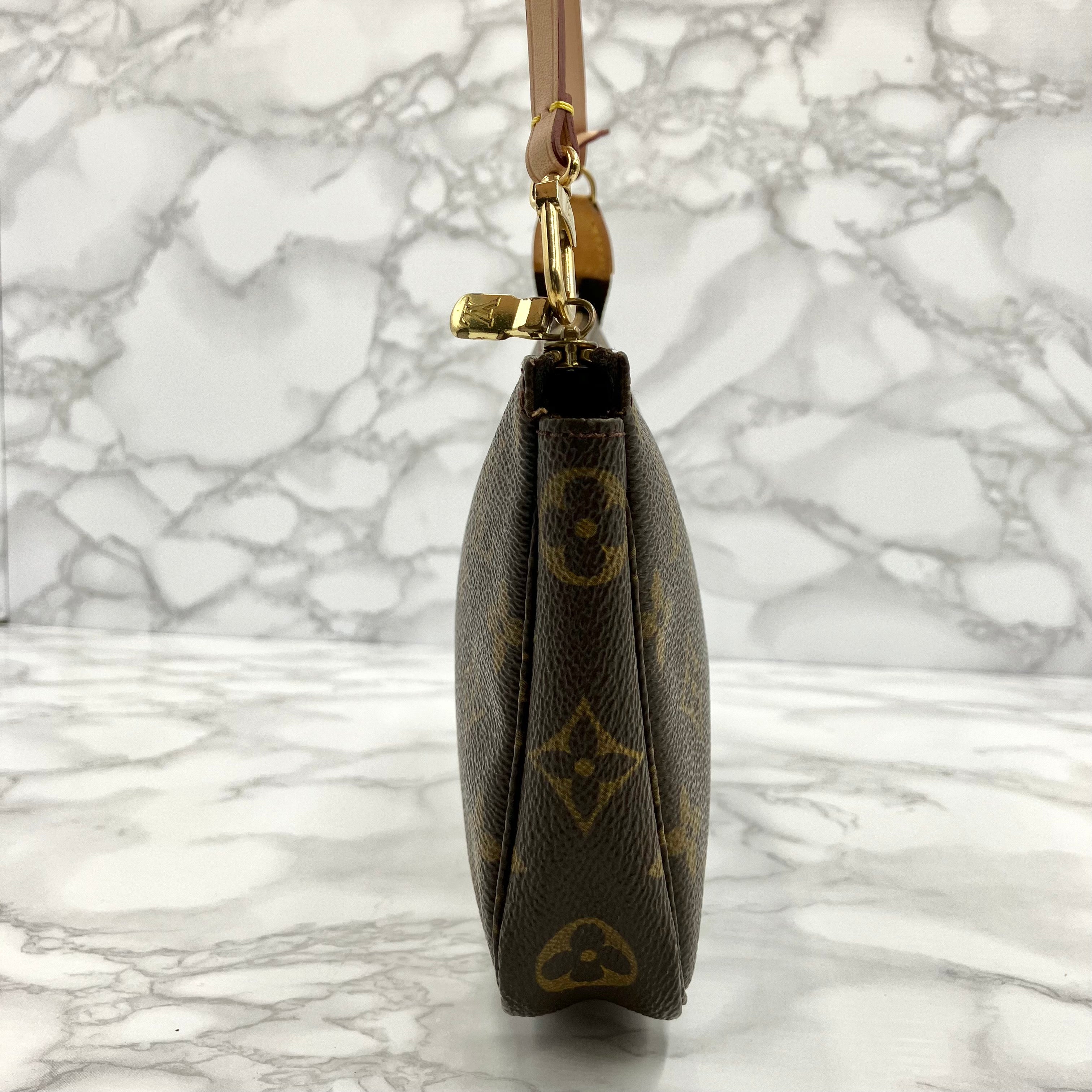 LUOIS VUITTON Monogram Pochette Axessoire