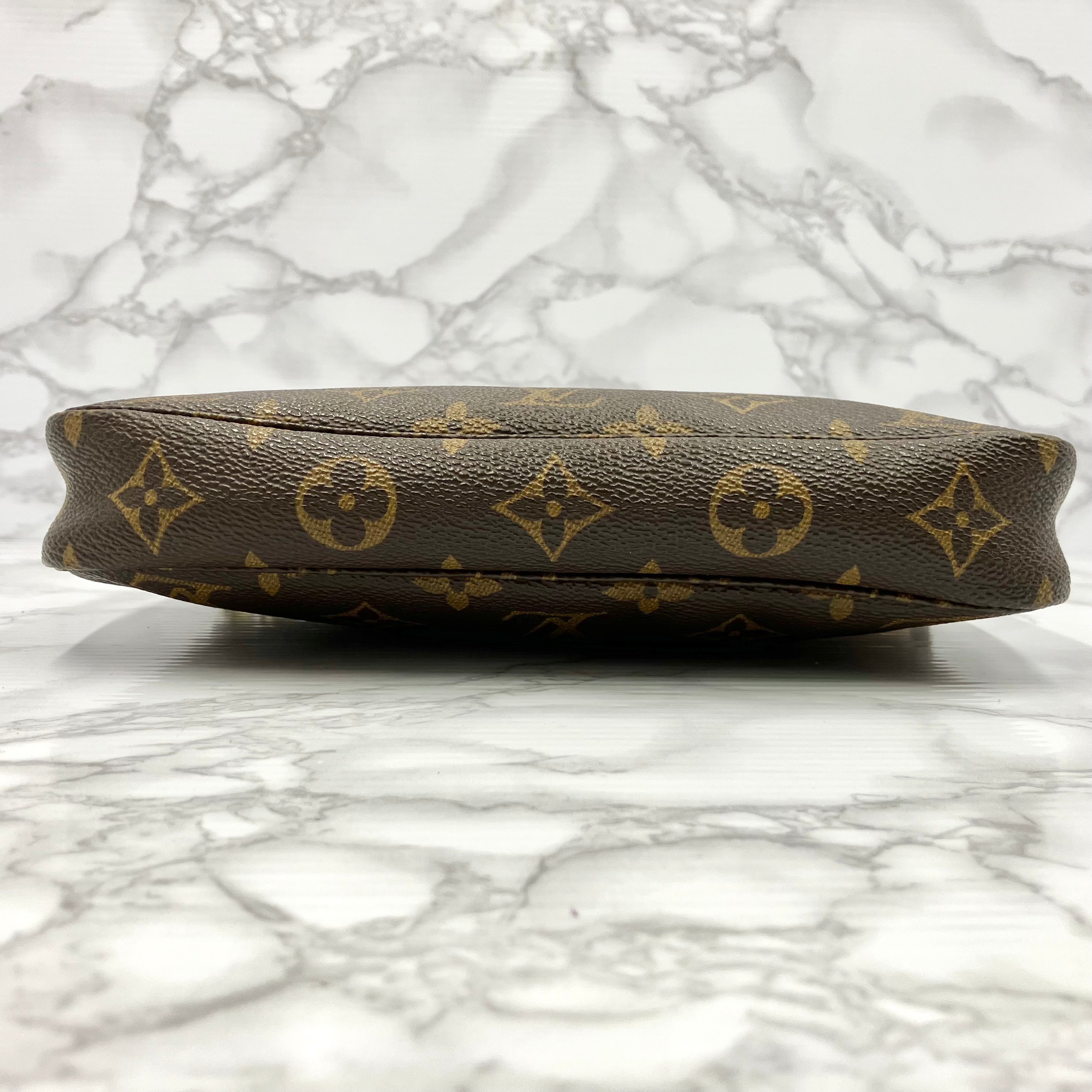 LUOIS VUITTON Monogram Pochette Axessoire