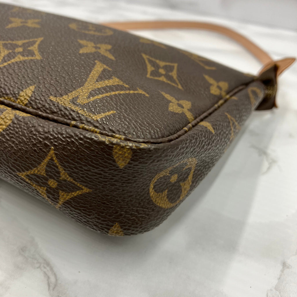 LUOIS VUITTON Monogram Pochette Axessoire