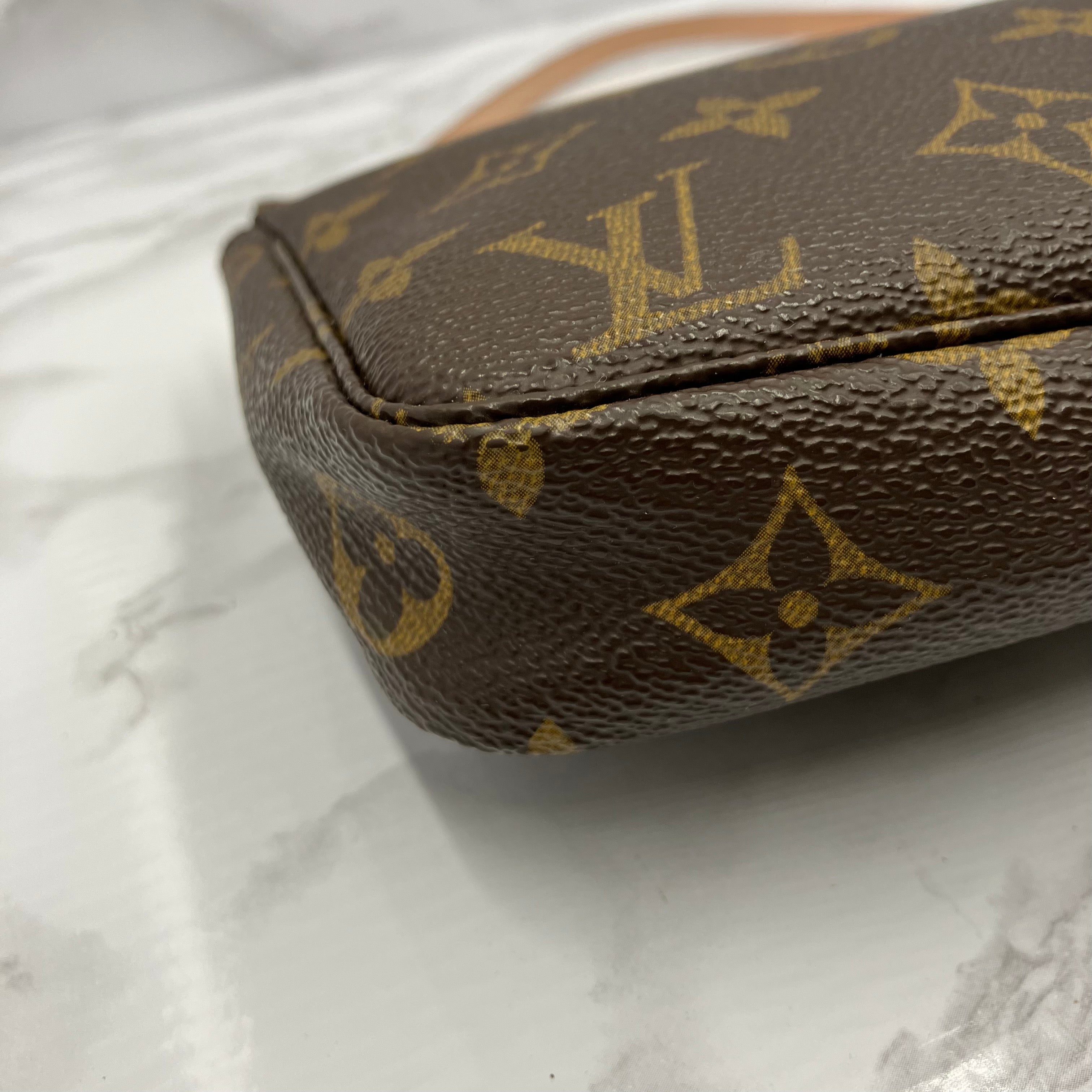 LUOIS VUITTON Monogram Pochette Axessoire