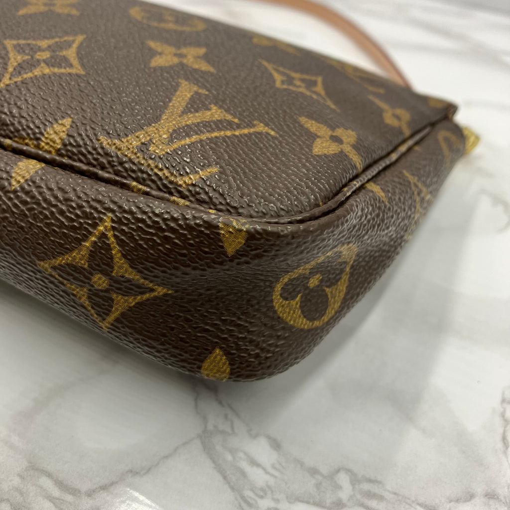 LUOIS VUITTON Monogram Pochette Axessoire