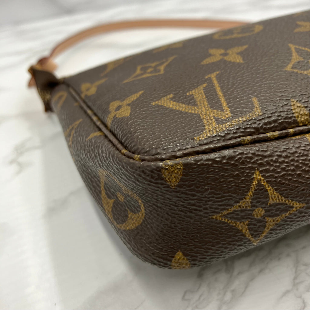 LUOIS VUITTON Monogram Pochette Axessoire