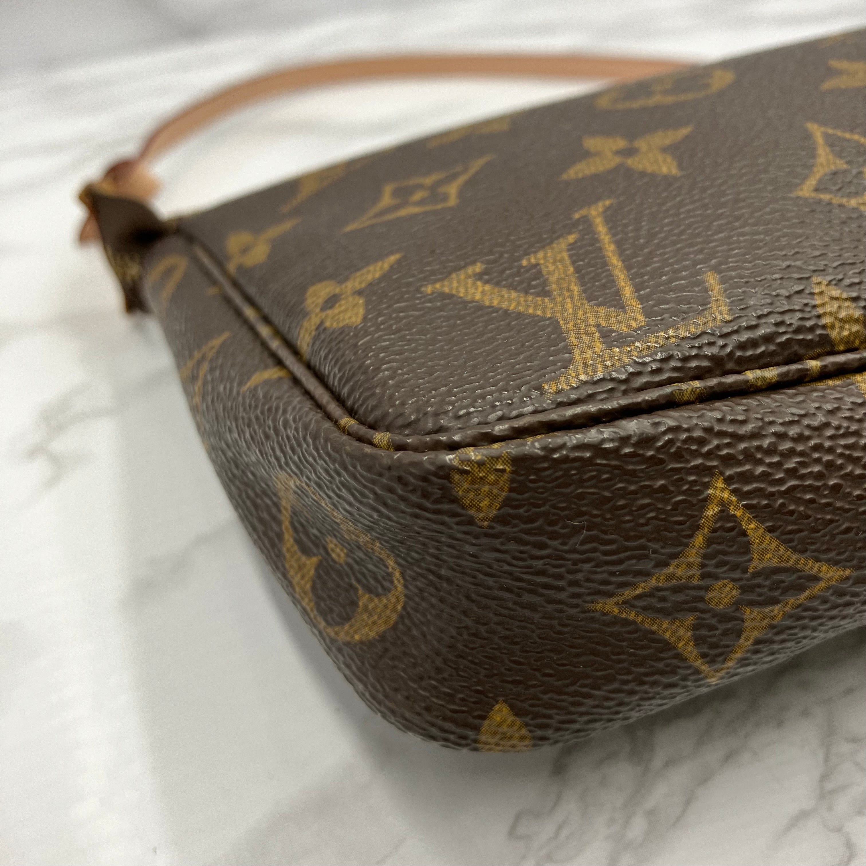 LUOIS VUITTON Monogram Pochette Axessoire