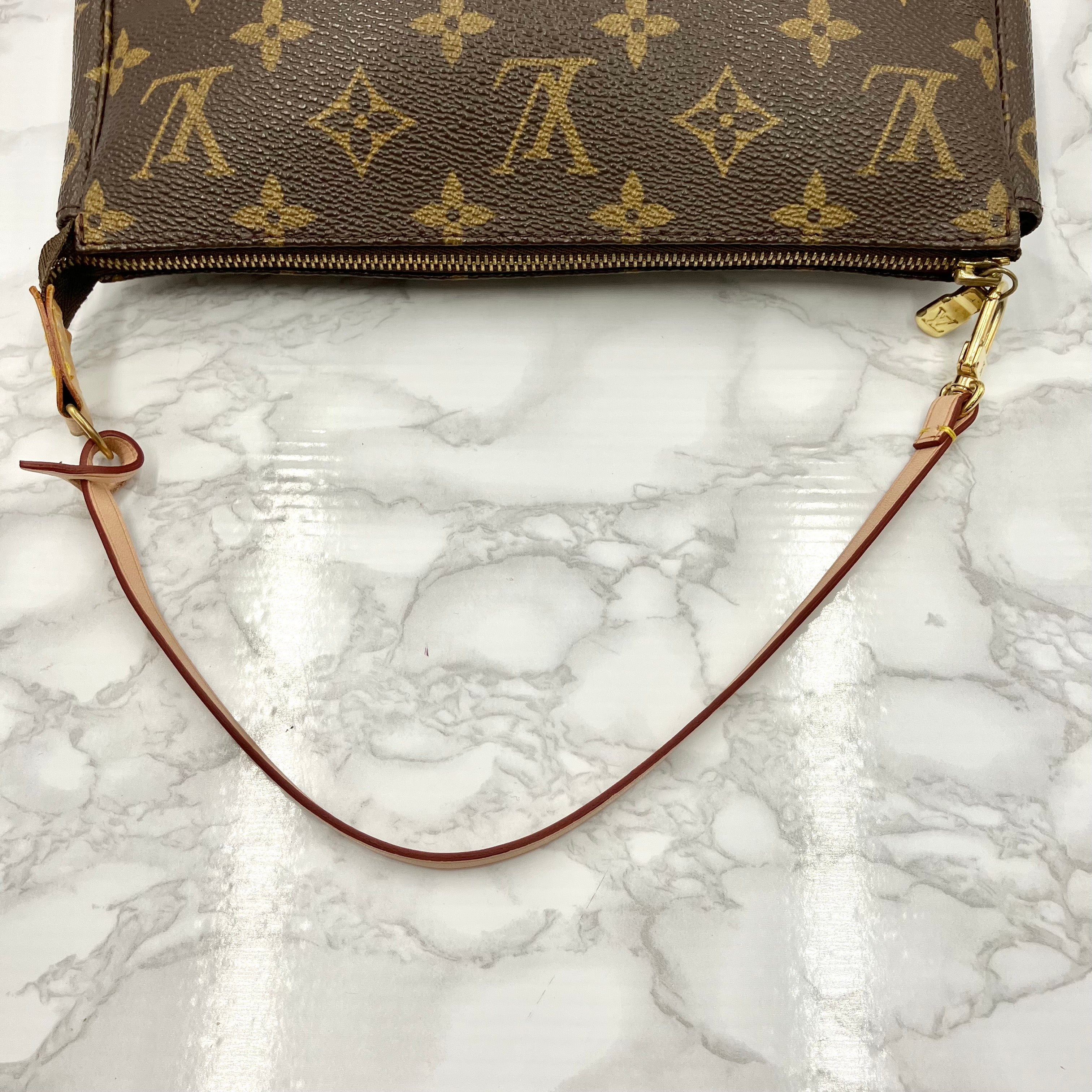 LUOIS VUITTON Monogram Pochette Axessoire