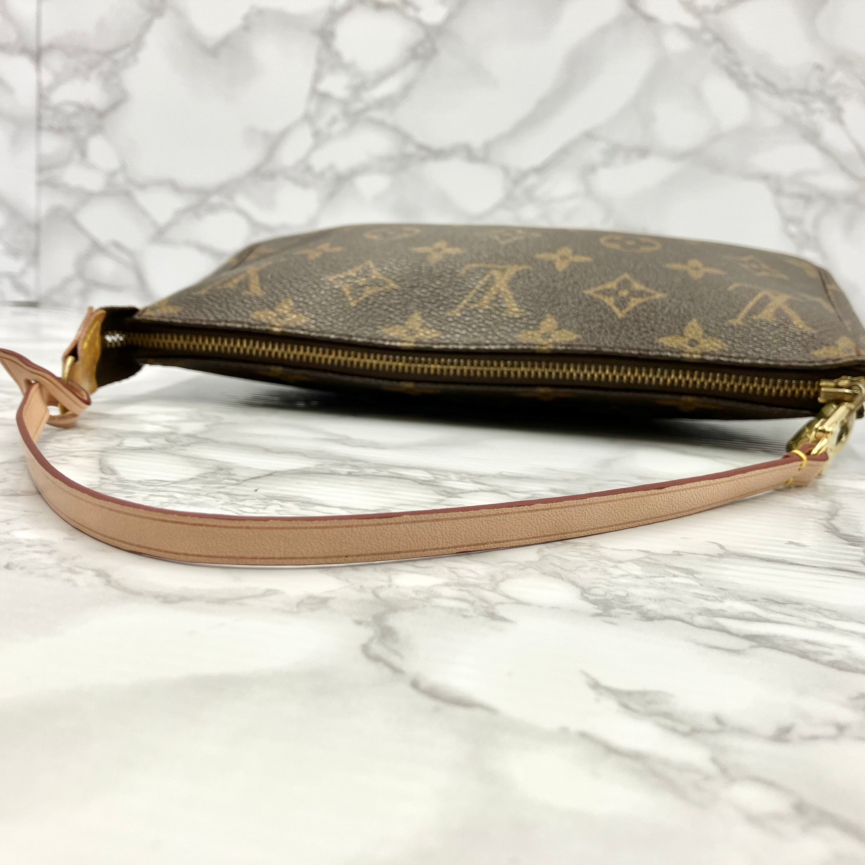 LUOIS VUITTON Monogram Pochette Axessoire