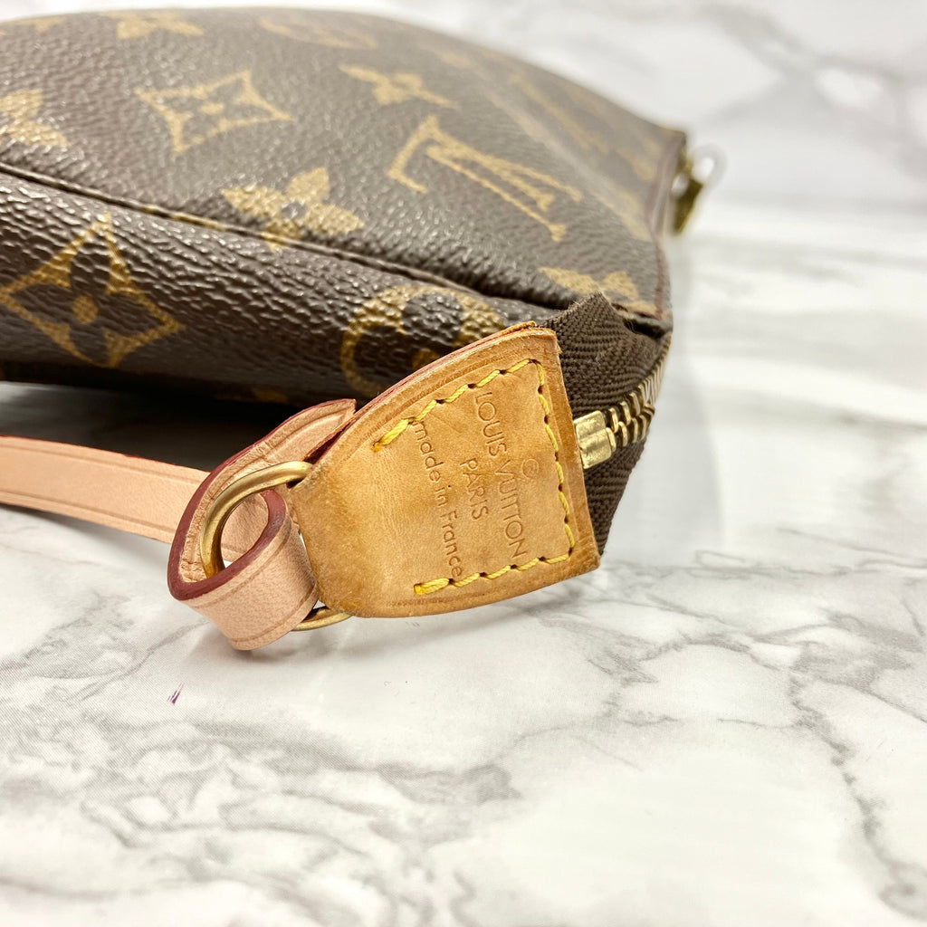 LUOIS VUITTON Monogram Pochette Axessoire