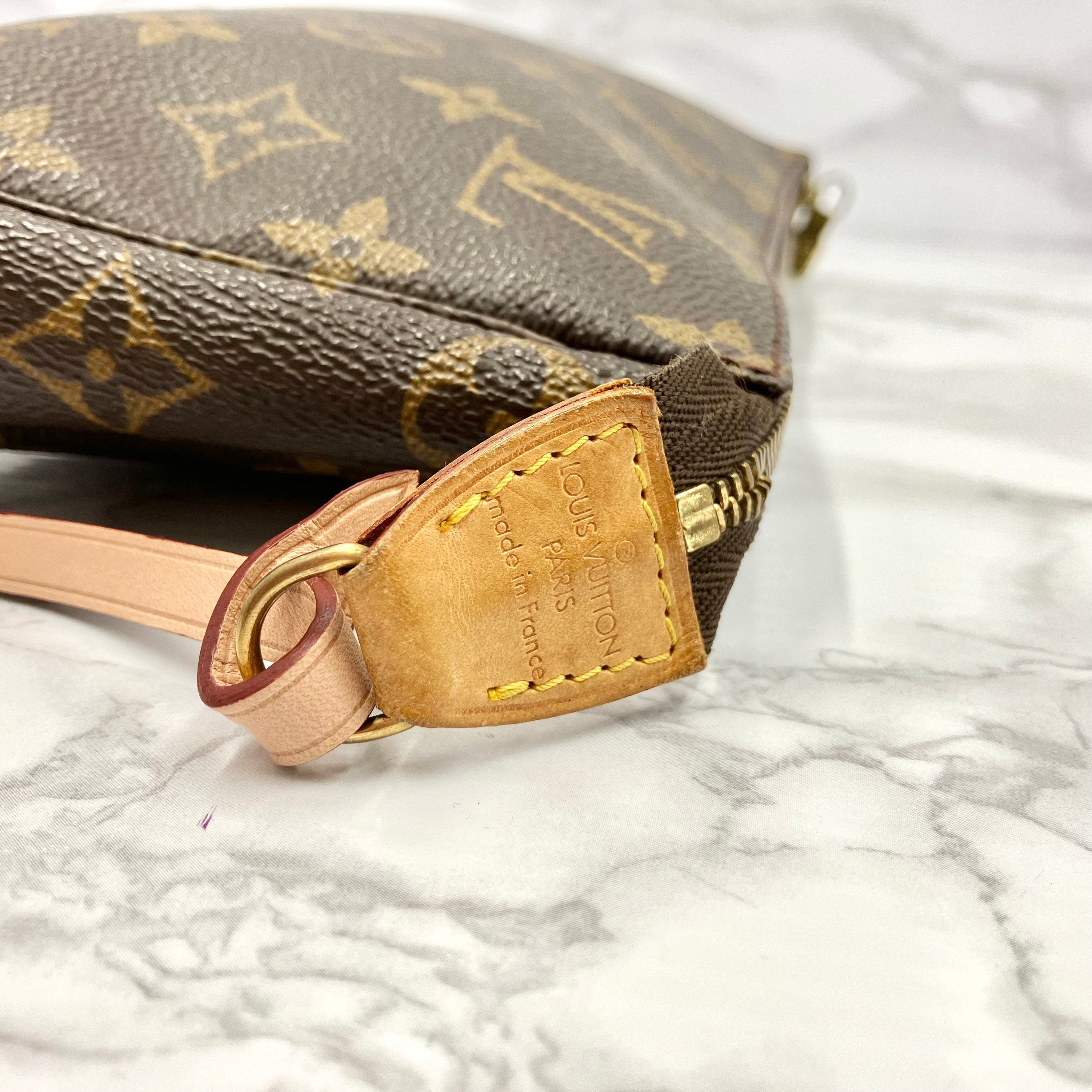 LUOIS VUITTON Monogram Pochette Axessoire