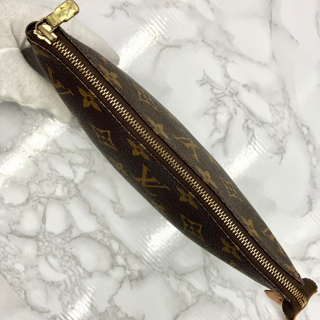 LUOIS VUITTON Monogram Pochette Axessoire