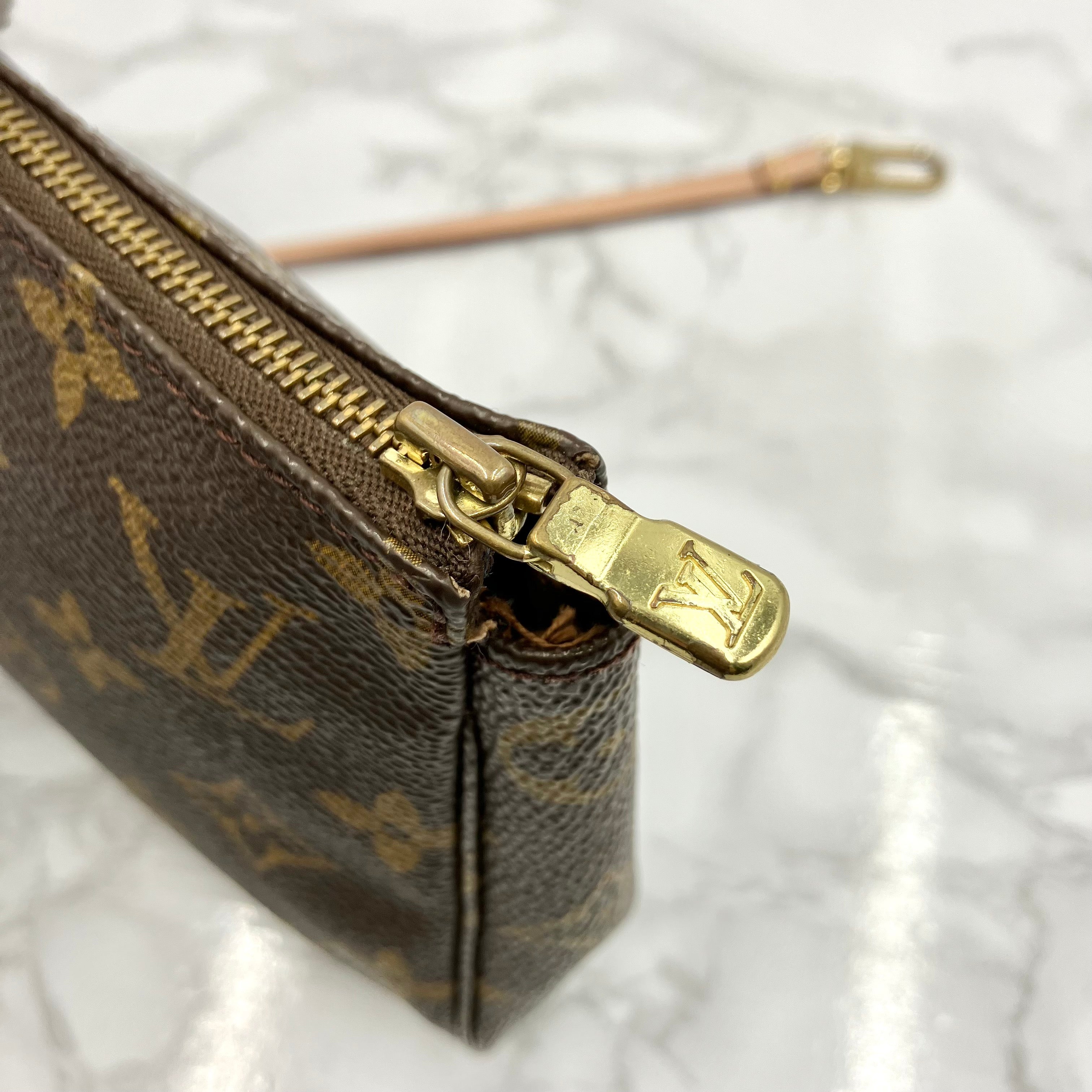 LUOIS VUITTON Monogram Pochette Axessoire