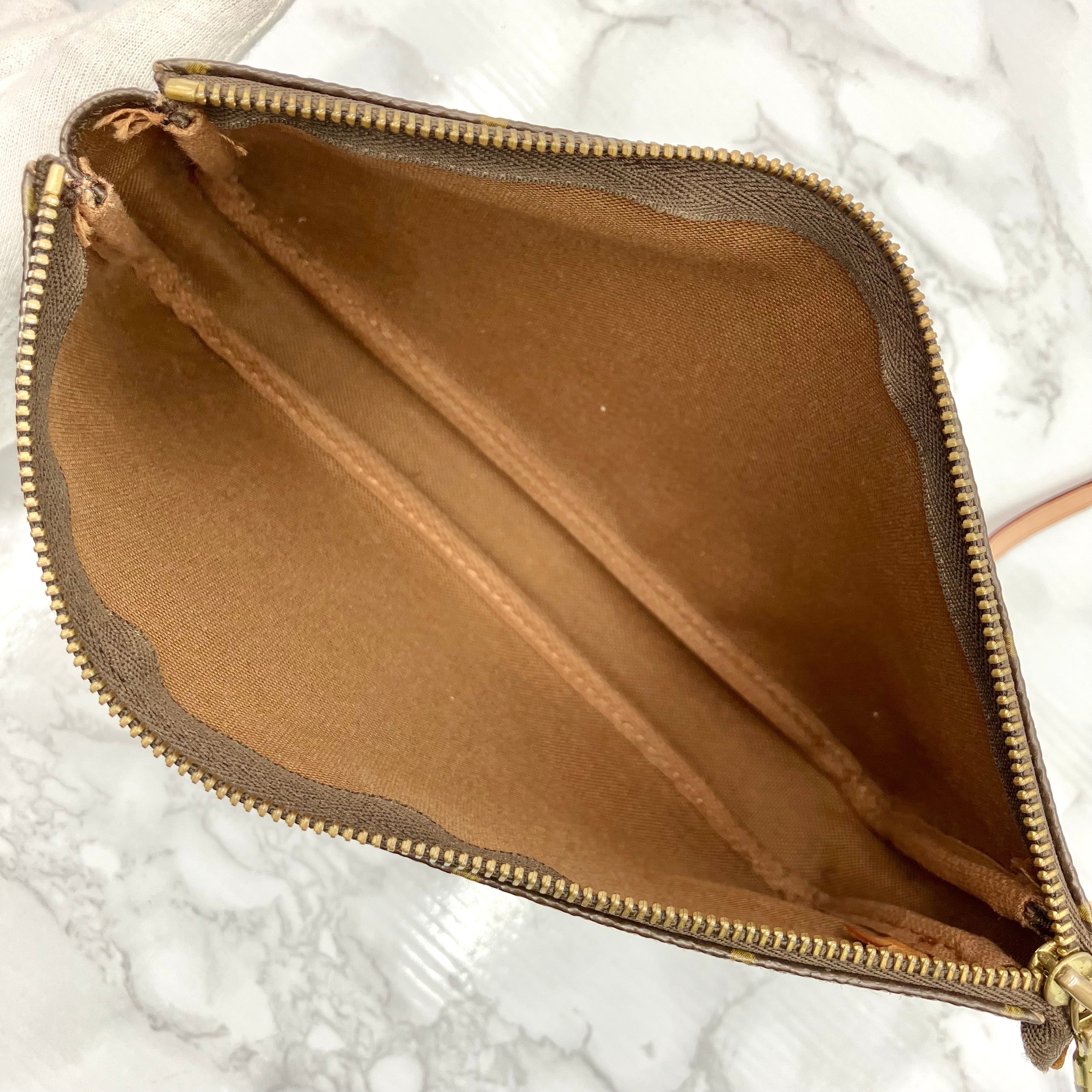 LUOIS VUITTON Monogram Pochette Axessoire