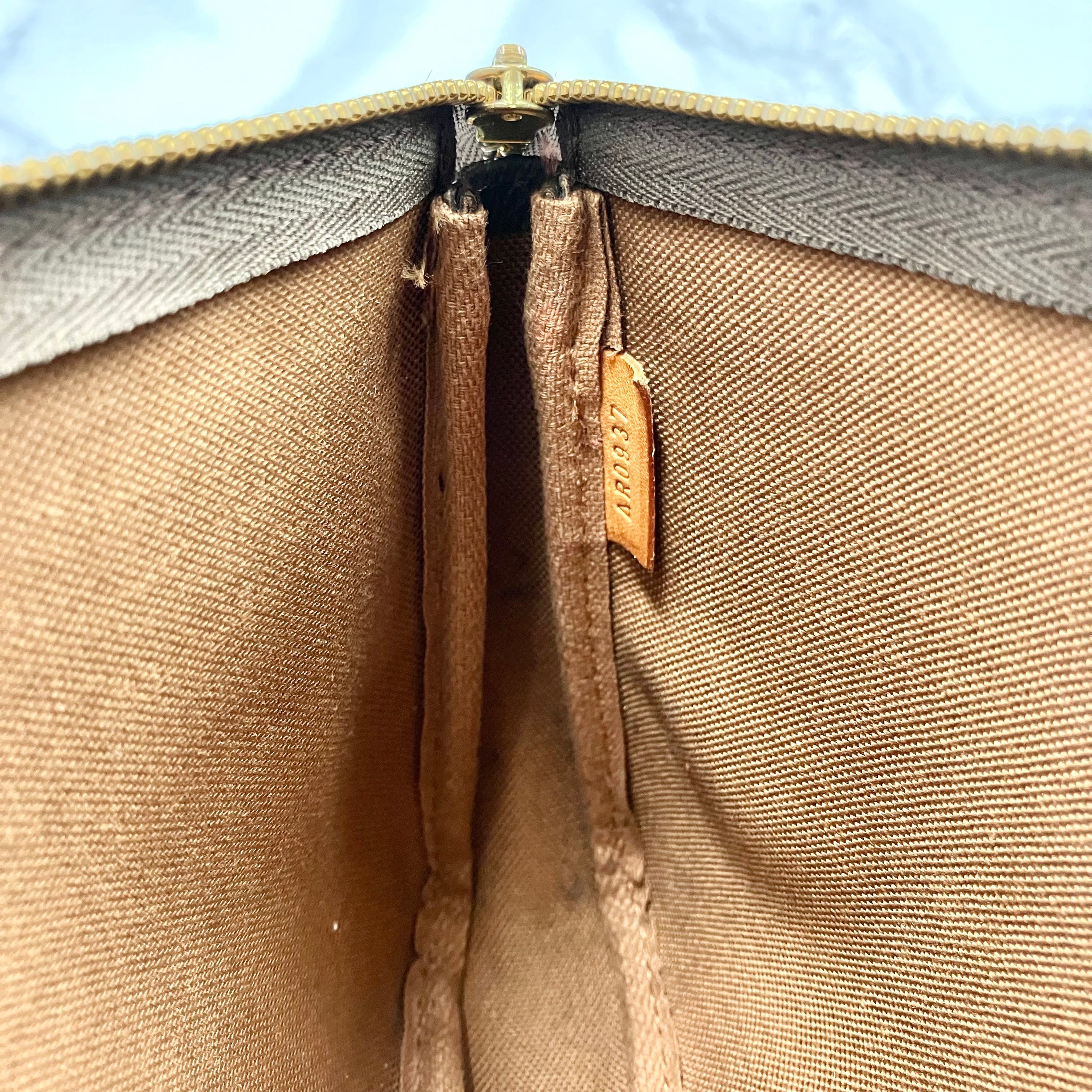 LUOIS VUITTON Monogram Pochette Axessoire
