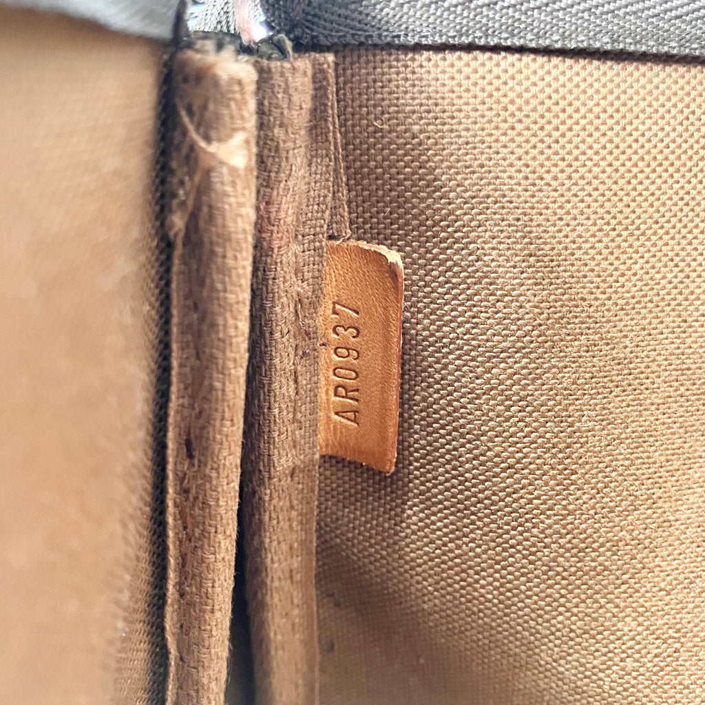 LUOIS VUITTON Monogram Pochette Axessoire