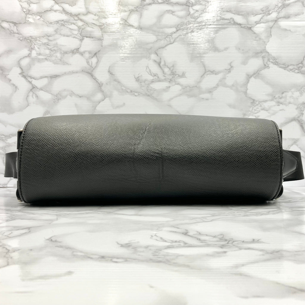 LOUIS VUITTON Taiga Victor Shoulder bag